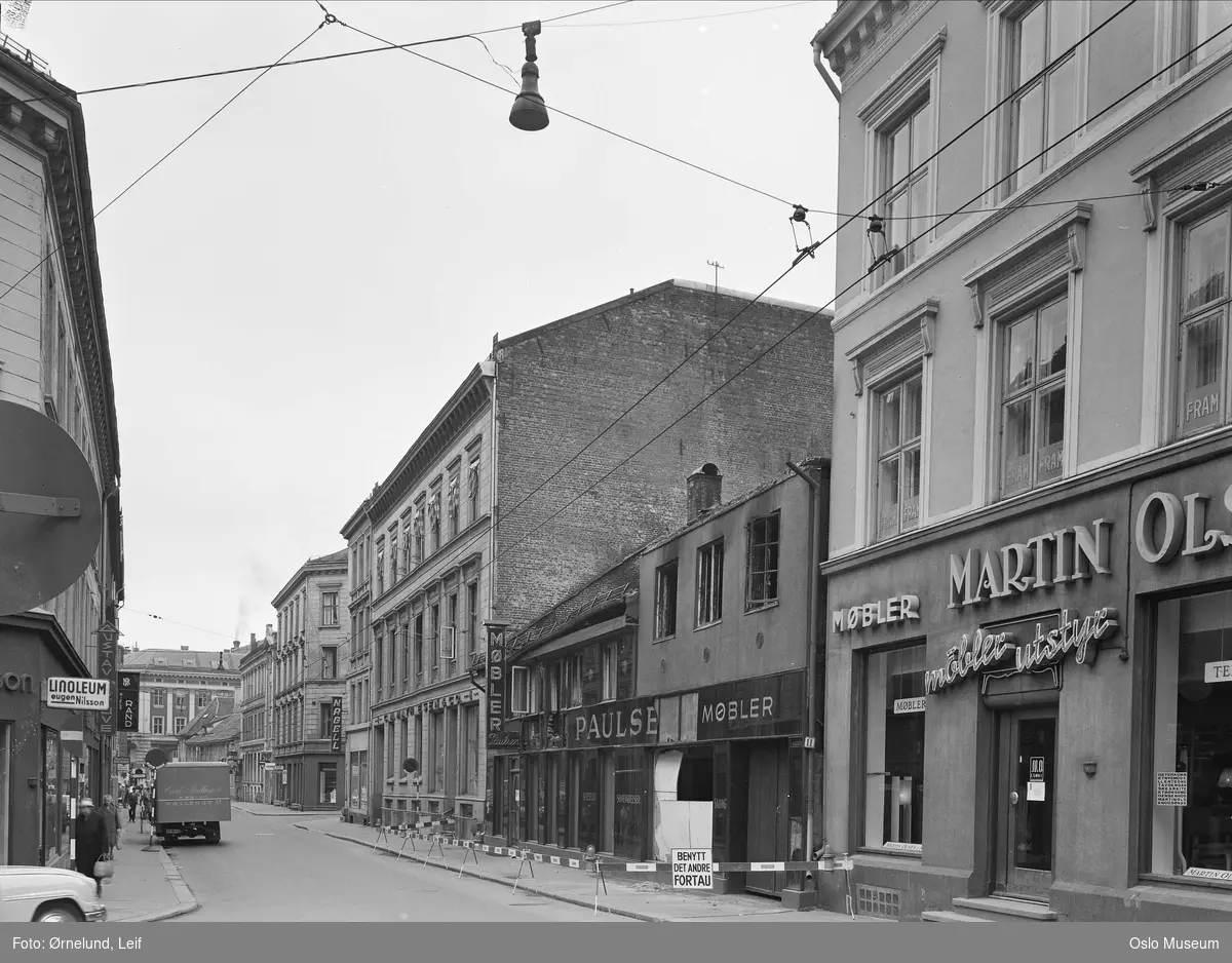 gateløp, forretningsgård, Carl Paulsen møbelforretning, brannruin, gatebelysning, trolleybussledninger