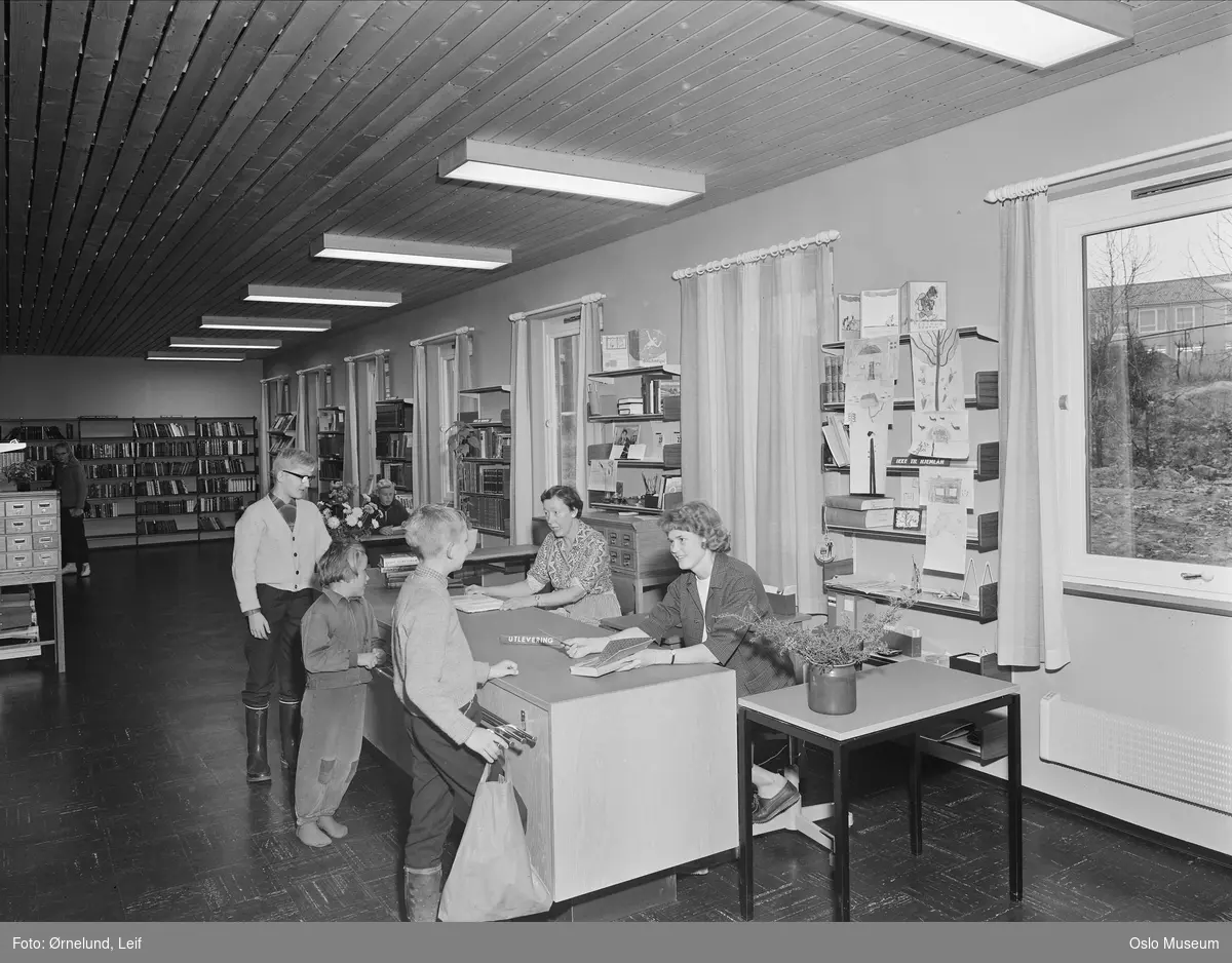 Deichmanske bibliotek, Manglerud filial, interiør, ekspedisjon, bibliotekarer, barn