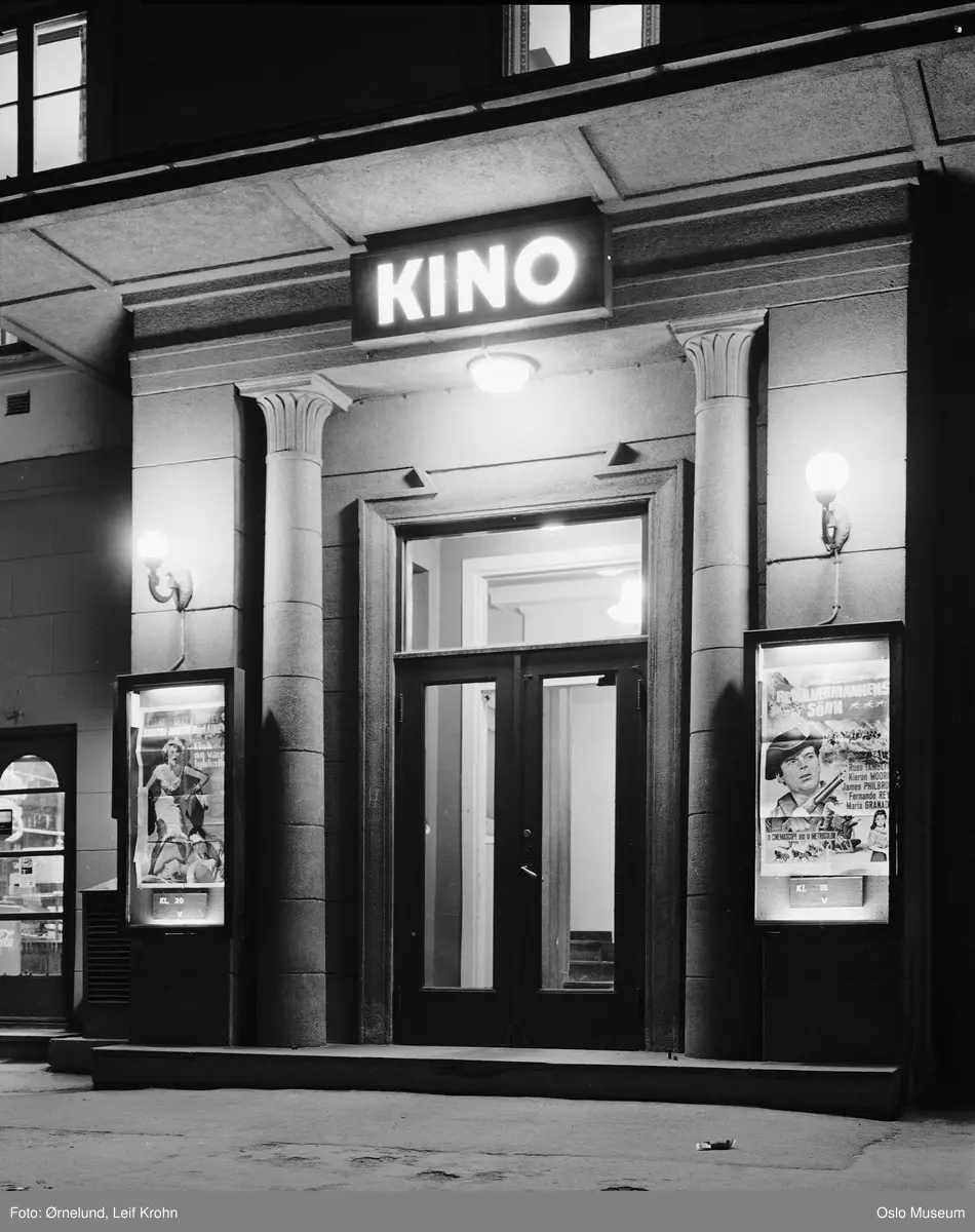 Ullevål kino, eksteriør, inngangsparti, kinoplakater: Elsk og vær lykkelig, Revolvermannens sønn