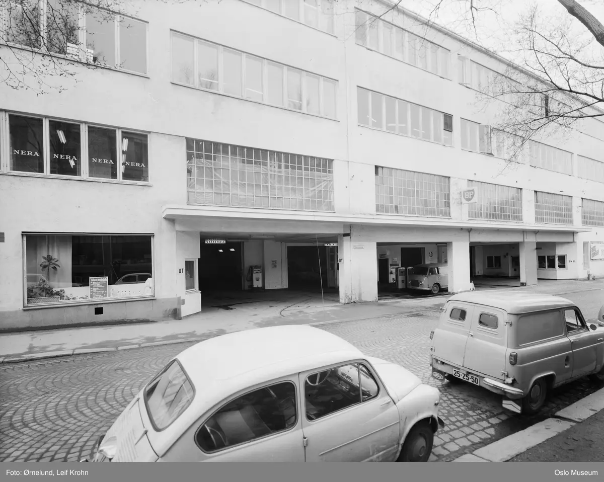 Rosenborg garasje og bensinstasjon, BP bensinstasjon, biler
