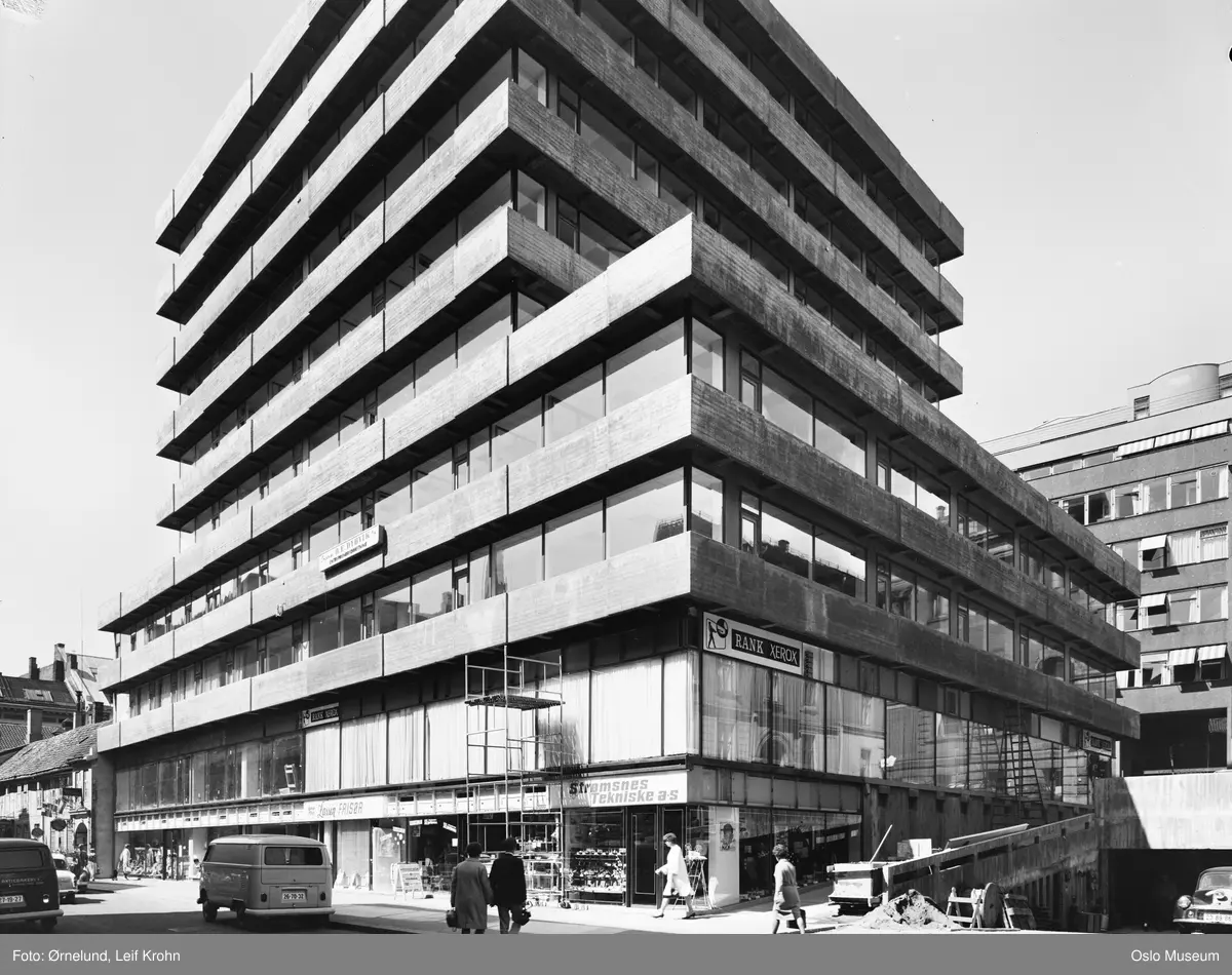 KFUM-huset, kontorbygning, forretningsgård, mennesker, biler