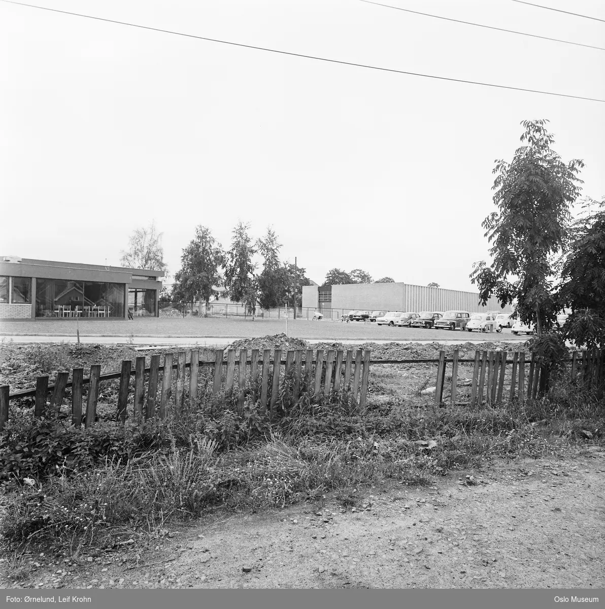 Tiedemanns tobakksfabrikk, nybygg, parkeringsplass, biler