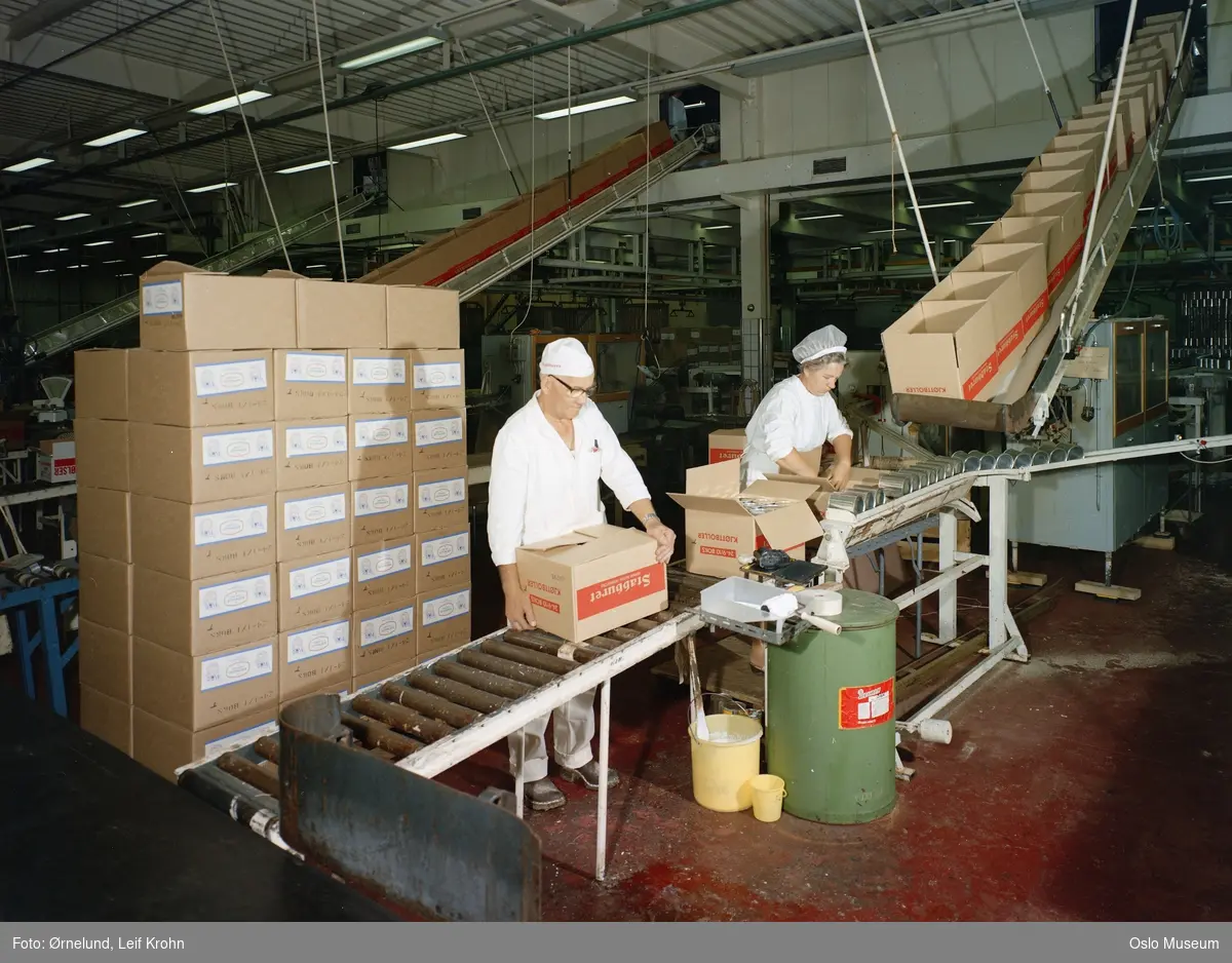 Stabburet næringsmiddelfabrikk, interiør, produksjonslokale, samlebånd, kvinne, mann