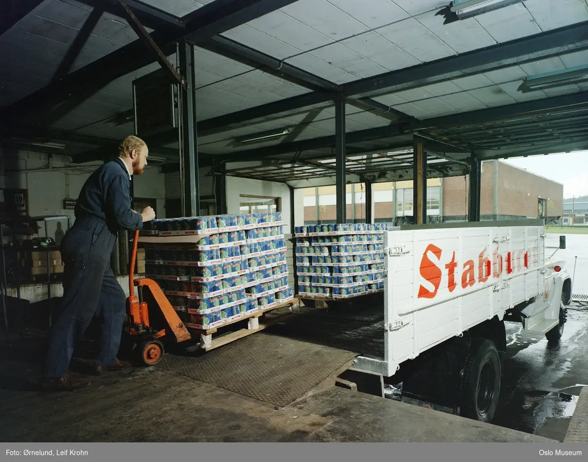 Stabburet næringsmiddelfabrikk, interiør, lastebil, truck, paller, lasting av varer, mann