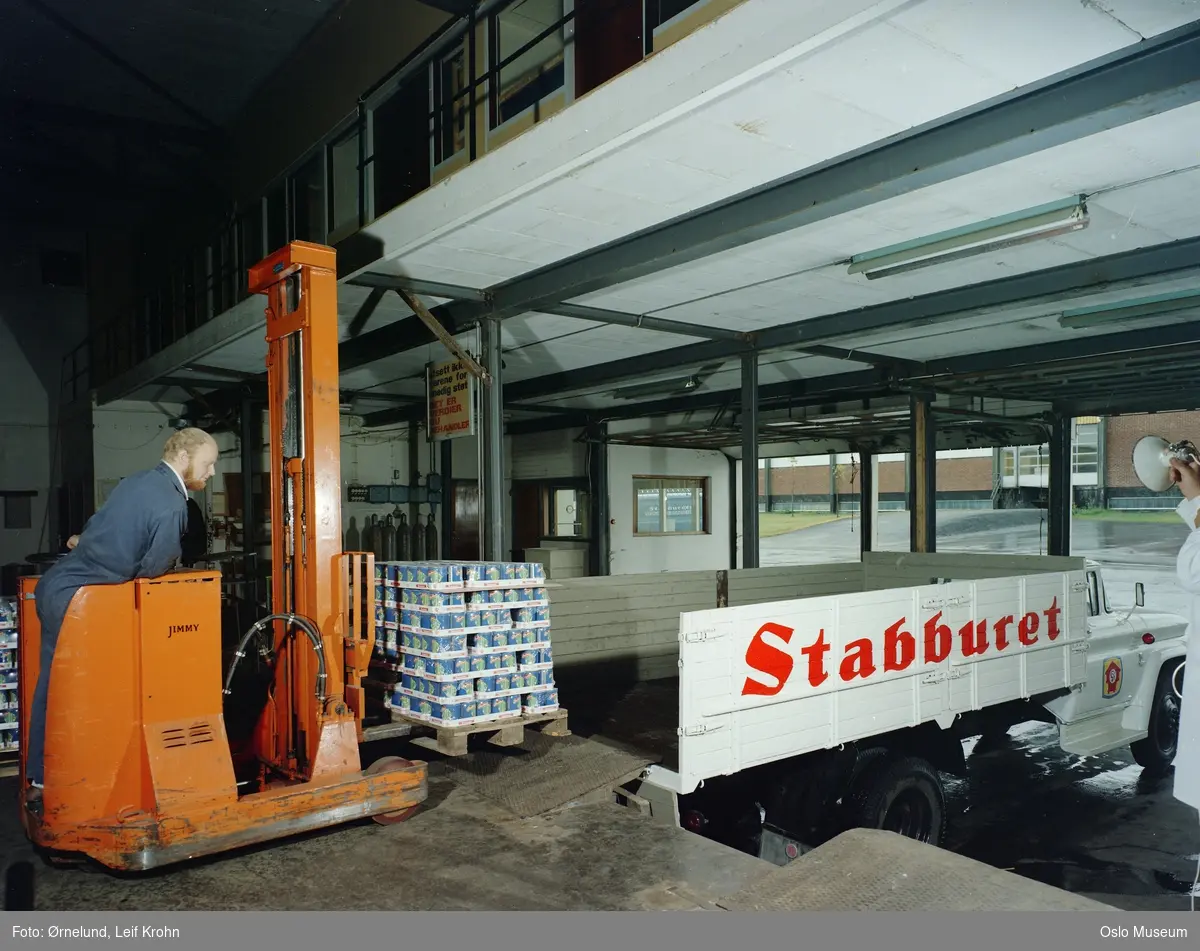 Stabburet næringsmiddelfabrikk, interiør, lastebil, truck, paller, lasting av varer