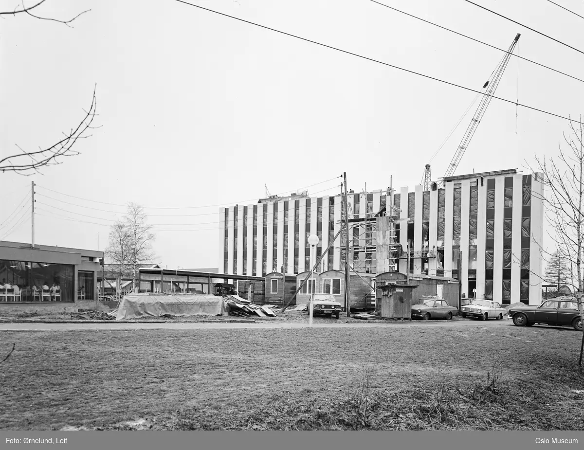 Tiedemanns tobakksfabrikk, byggevirksomhet, brakker, biler