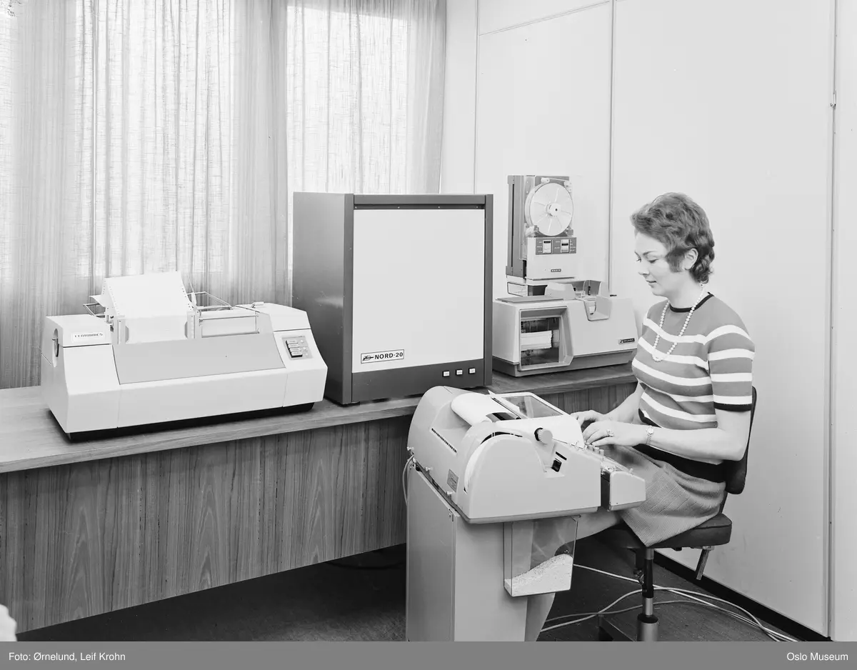 Norsk Data-Elektronikk, interiør, kontor, kvinne, datamaskiner