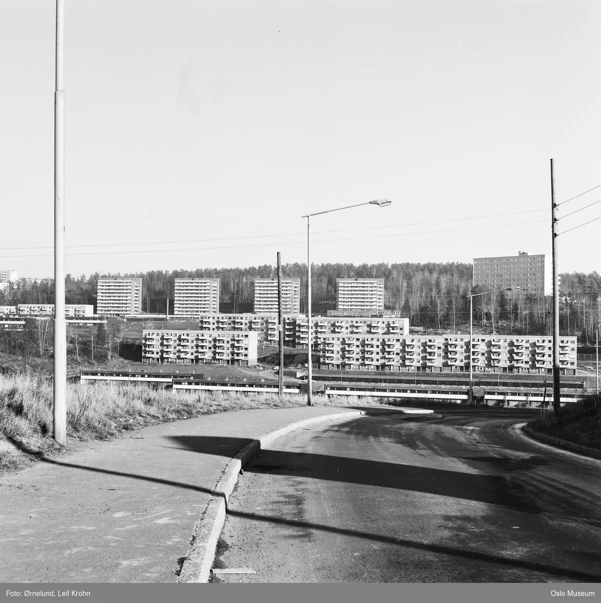 vei, gatebelysning, drabantby, byggefelt, rekkehus, blokkbebyggelse, boligblokker, skog