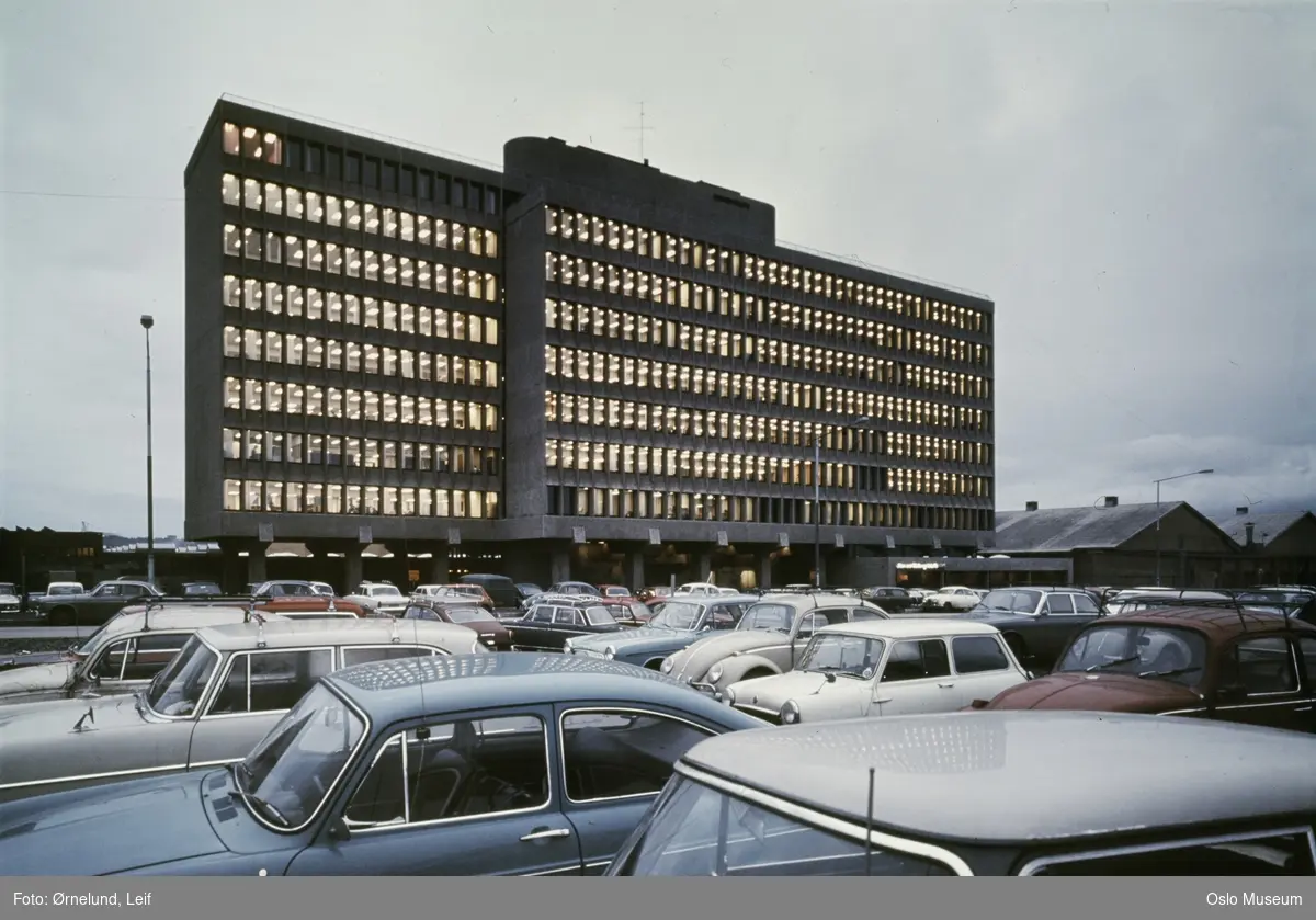 Standard telefon- og kabelfabrikk, parkeringsplass, biler