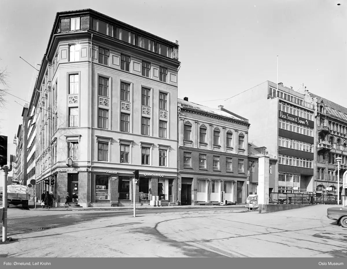 gateløp, forretningsgårder, kontorbygninger, biler, mennesker, gateliv