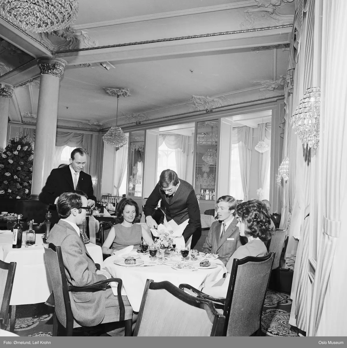 Hotel Continental, interiør, restaurant Annen Etage, gjester, servitører