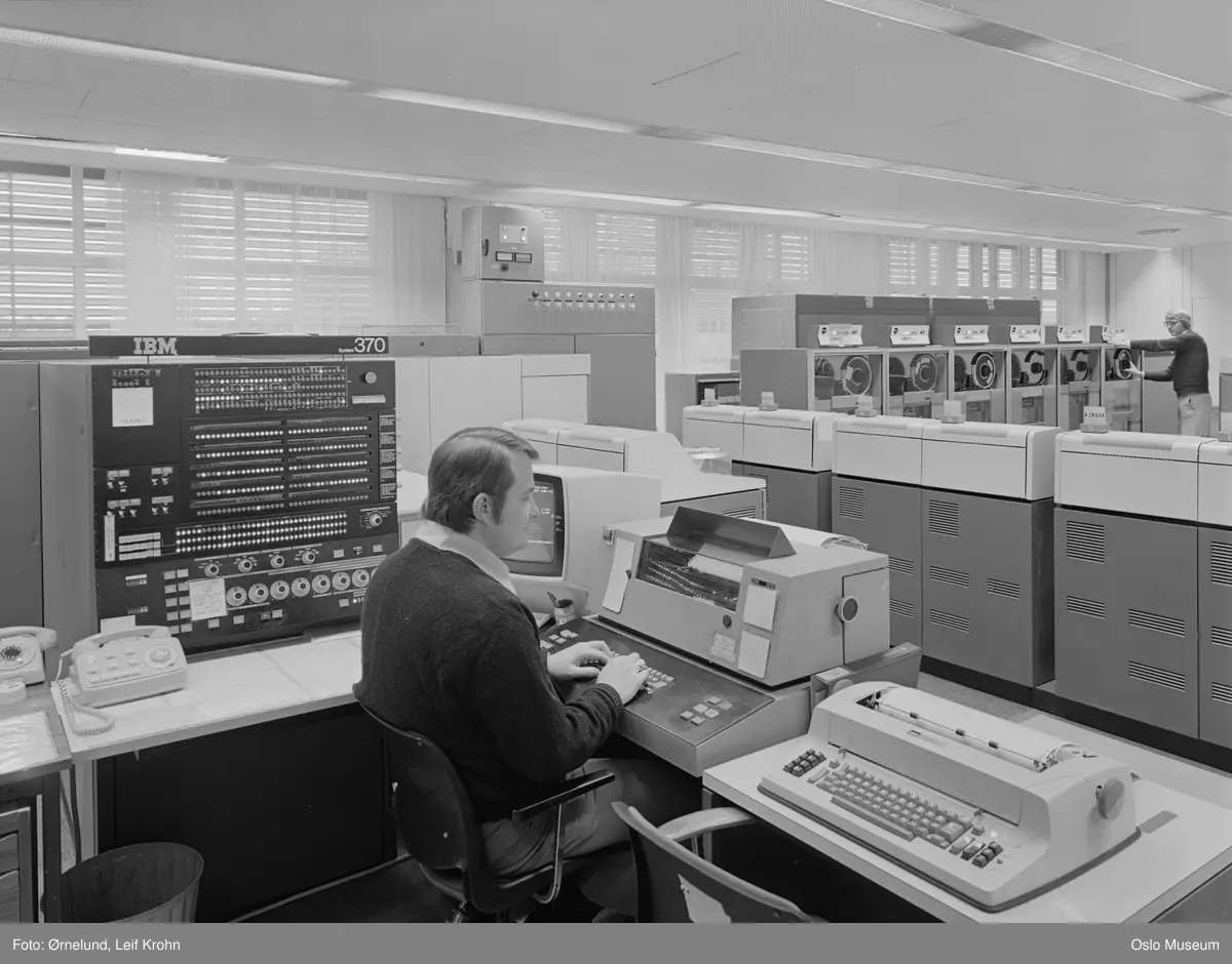 Teamco a.s. & Co., interiør, datamaskiner, menn