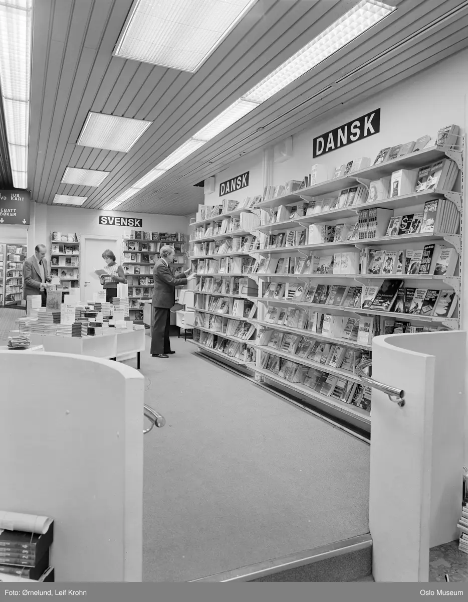 Olaf Norlis bokhandel, interiør, hyller, varer, bøker, dansk litteratur, svensk litteratur, mennesker