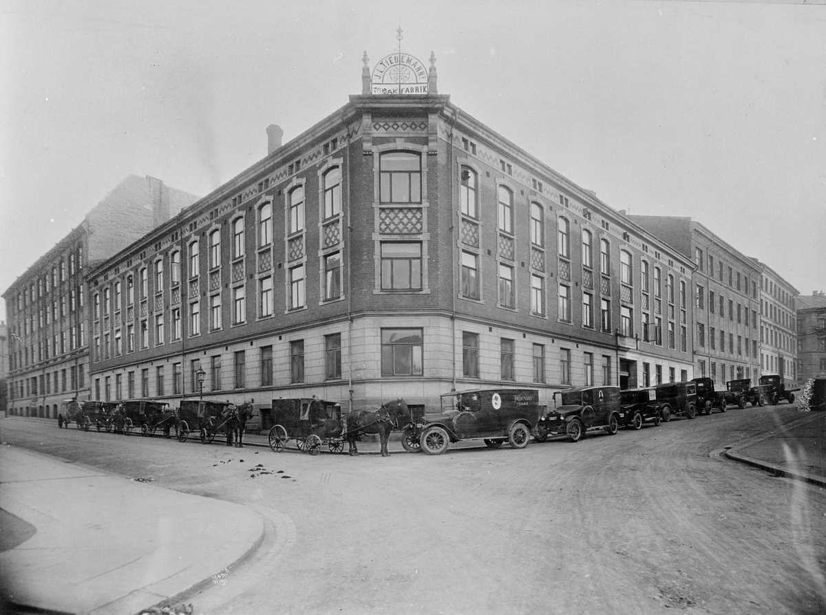 Tiedemanns tobakksfabrikk, hester, vogner, biler, bygårder