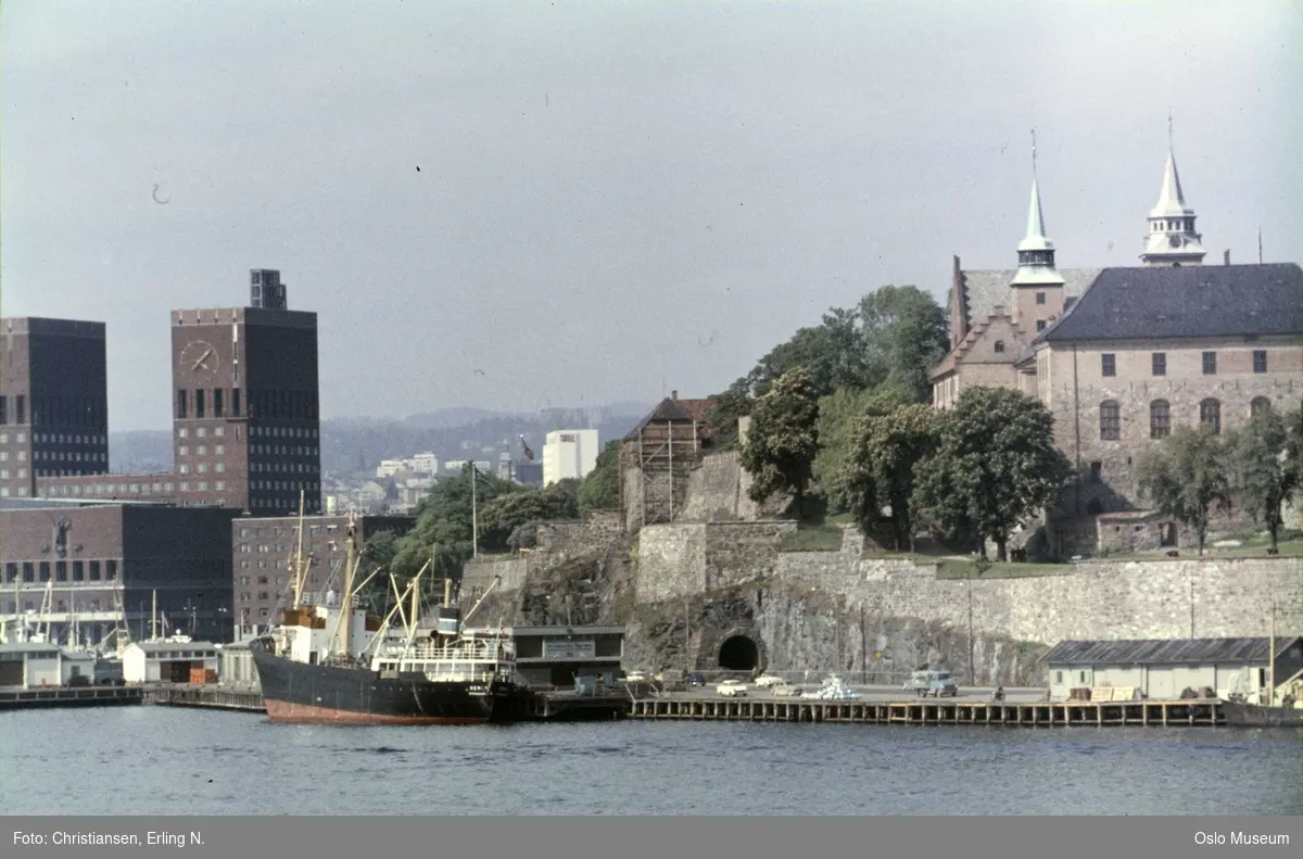 havn, skip Senja, Akershus festning, jernbanelinje, tunnel, kontorbygning, Rådhuset