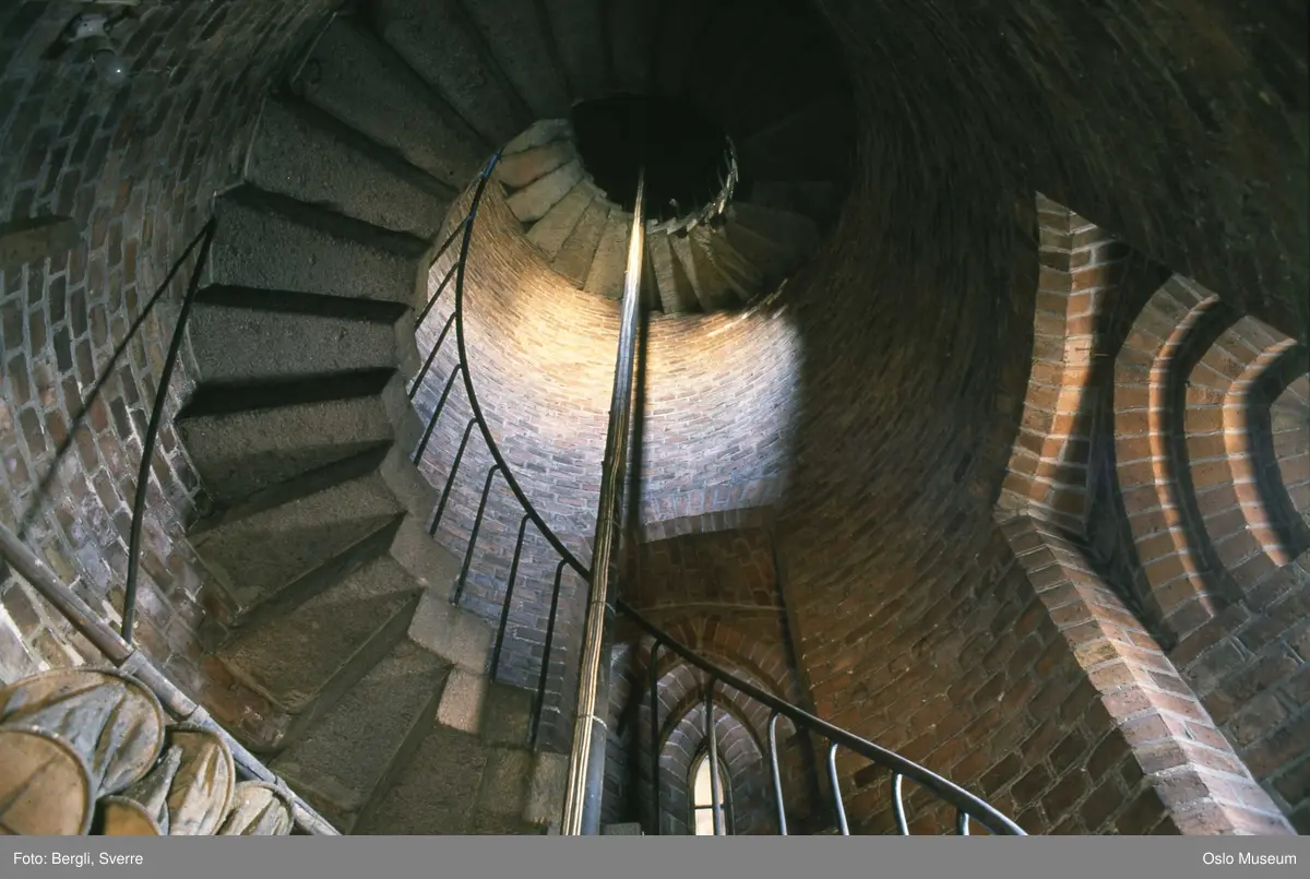 Trefoldighetskirken, interiør, trapp