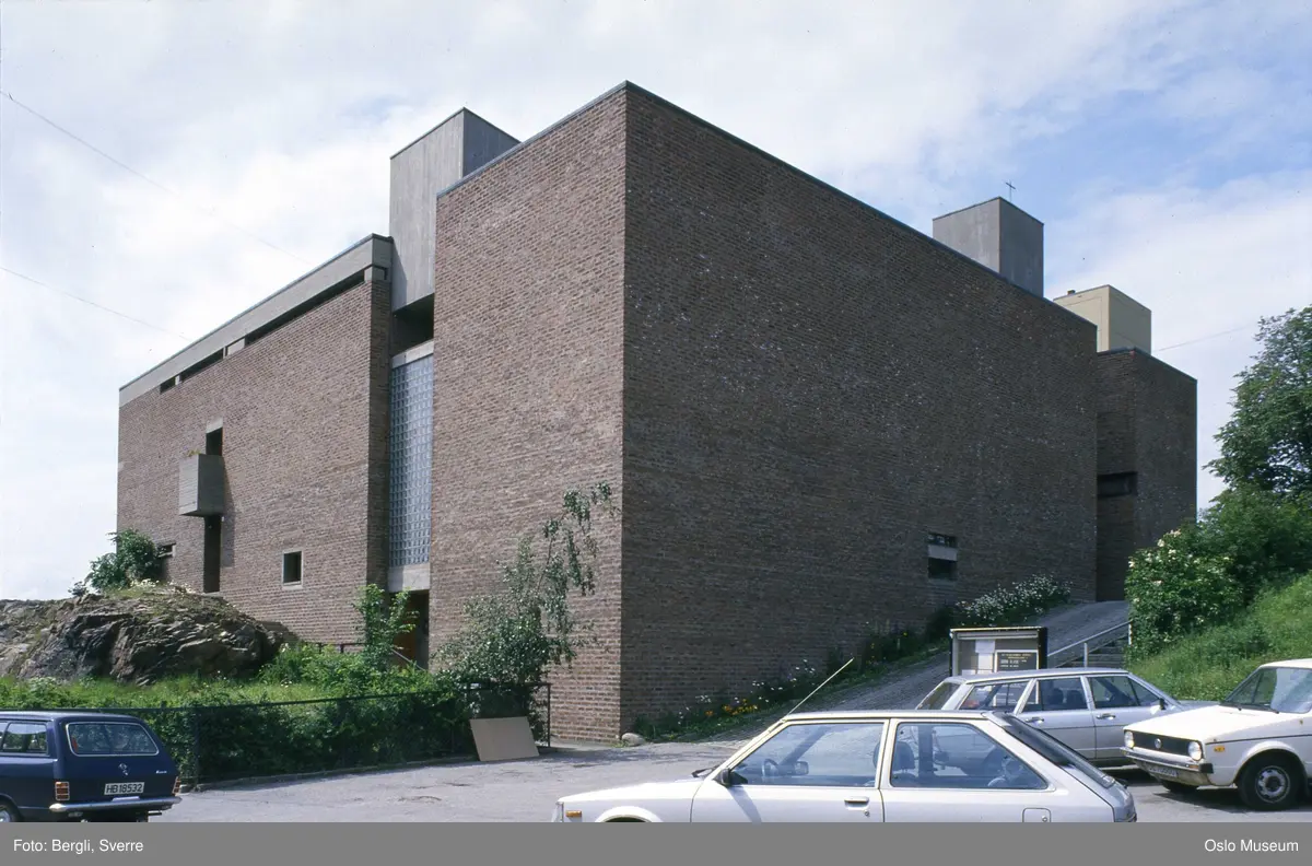 St. Hallvard kirke og kloster, biler