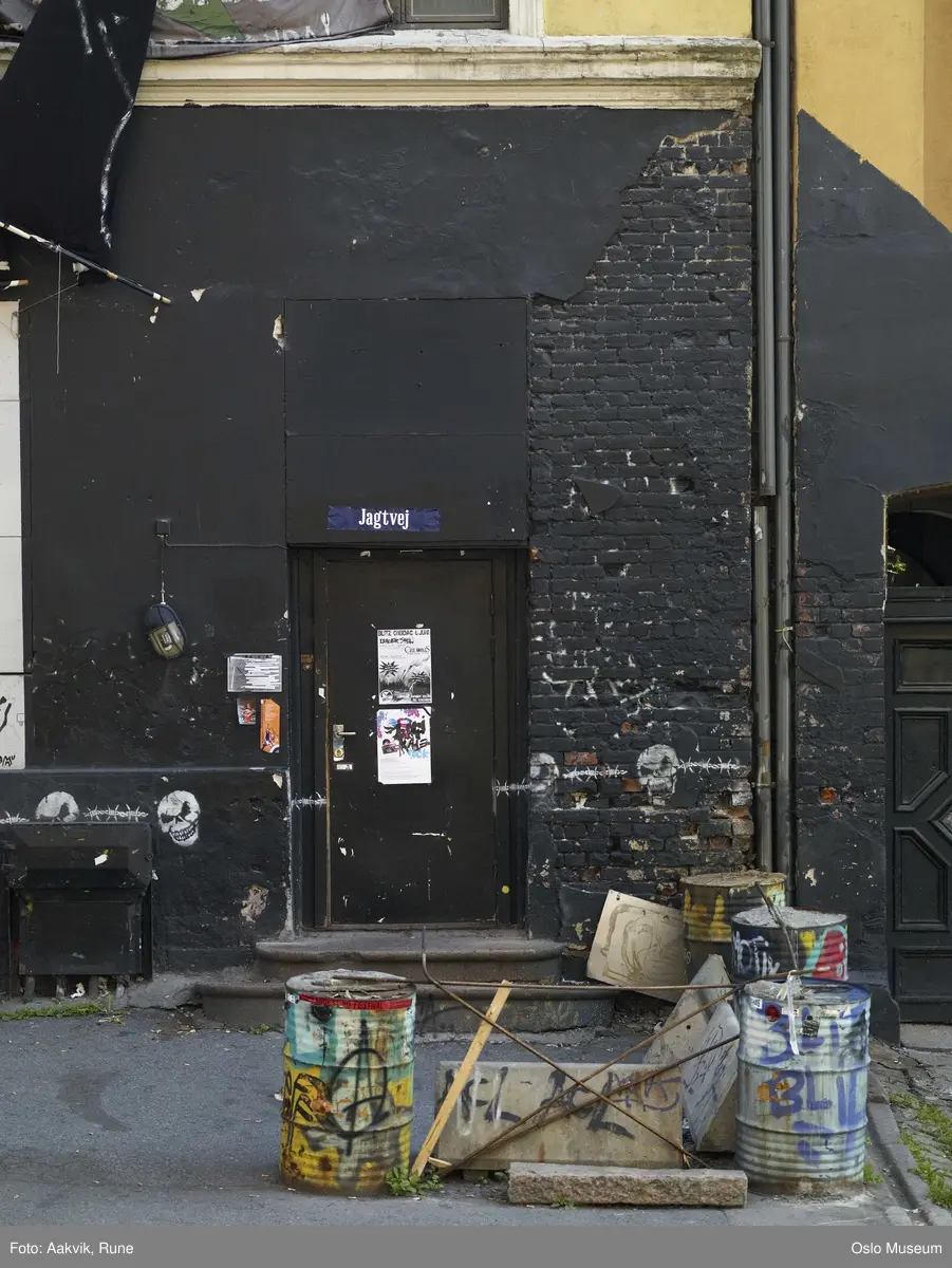 Blitzhuset, graffiti, barrikade