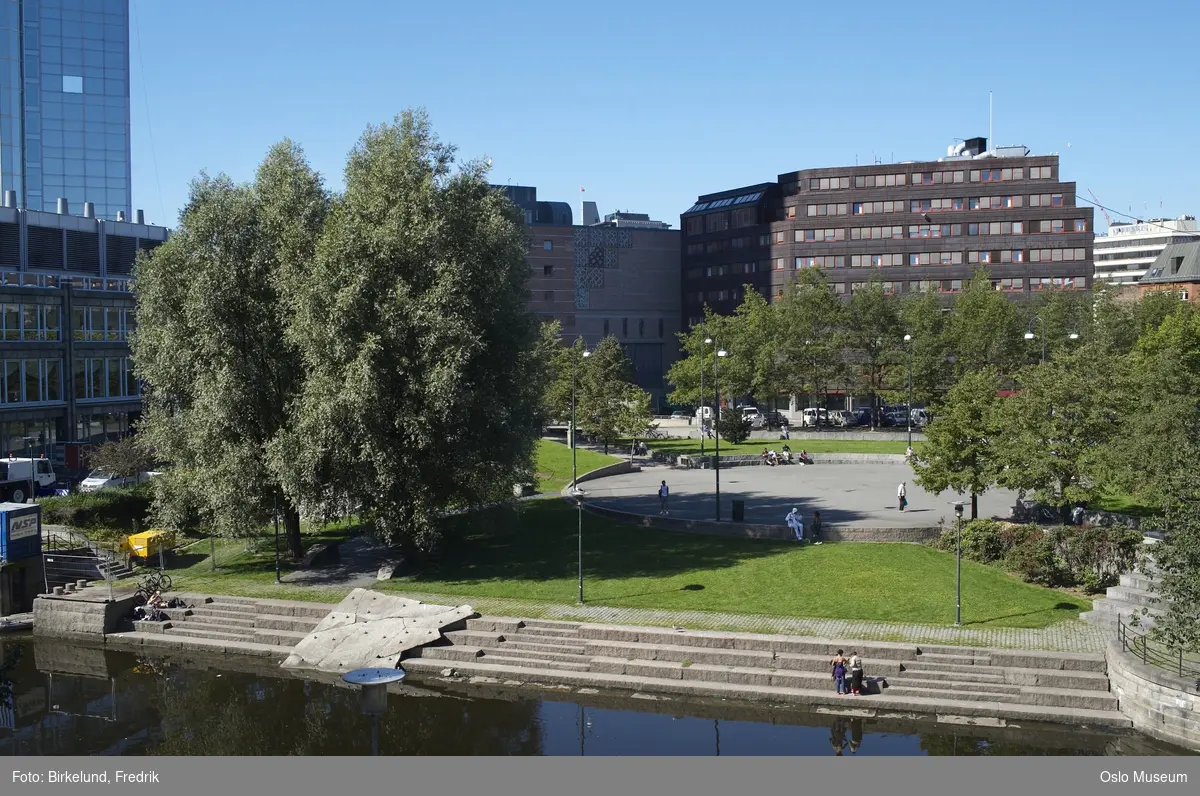 vaterlandsparken, mennesker, trær, parkliv, akerselva, oslo plaza