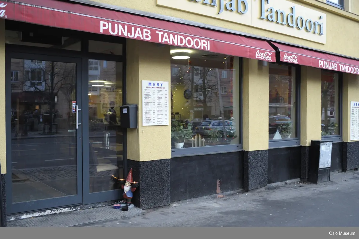 Punjab Tandoori, indisk restaurant, servering, meny, vinduer, inngangsparti, markise, nisse med lys