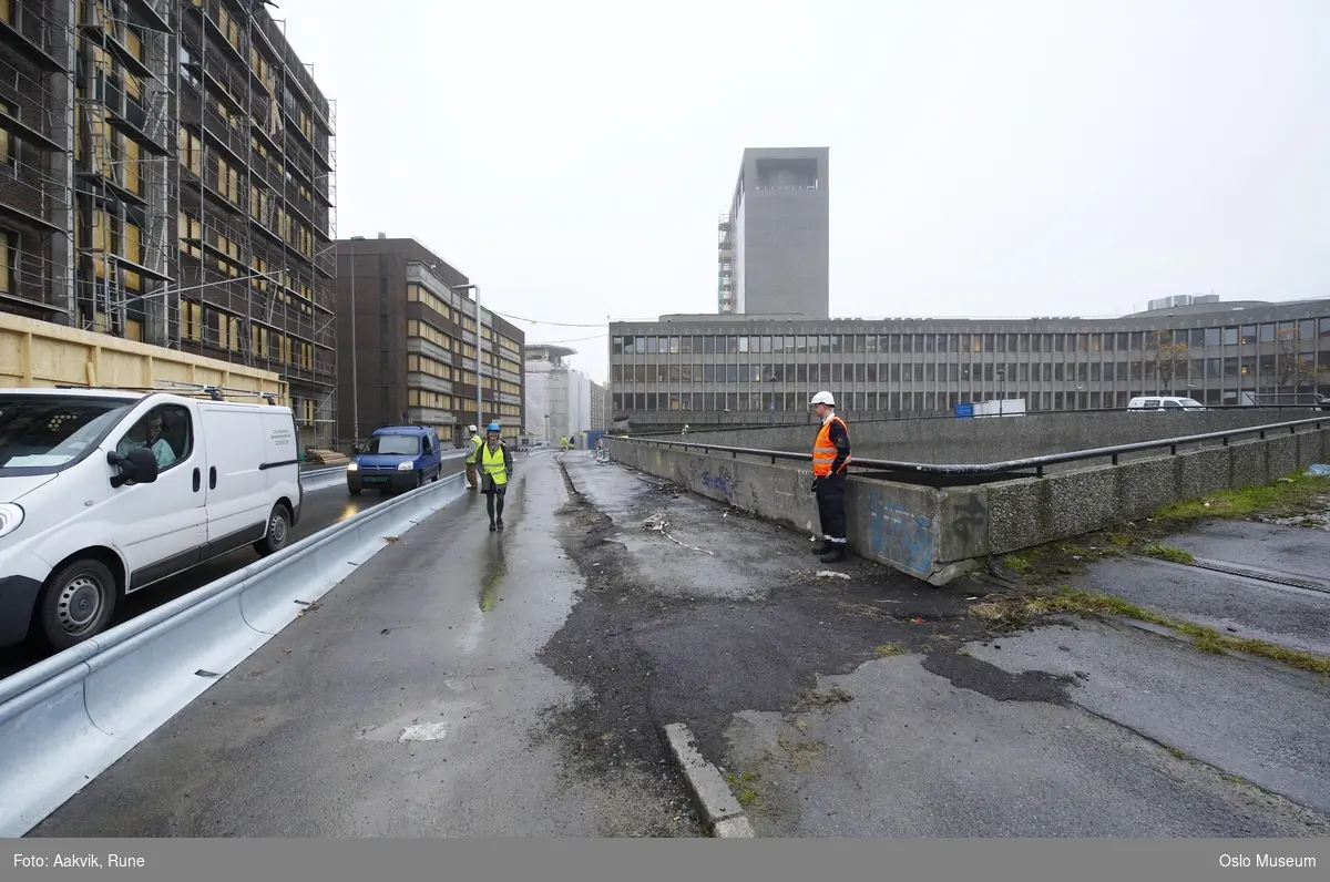 Foto-dokumentasjon, regjeringskvartalet, departementer, terroranslag, 22.07.2011, stillas, menn, reparasjoner, kranbil, Høyblokka, bro.