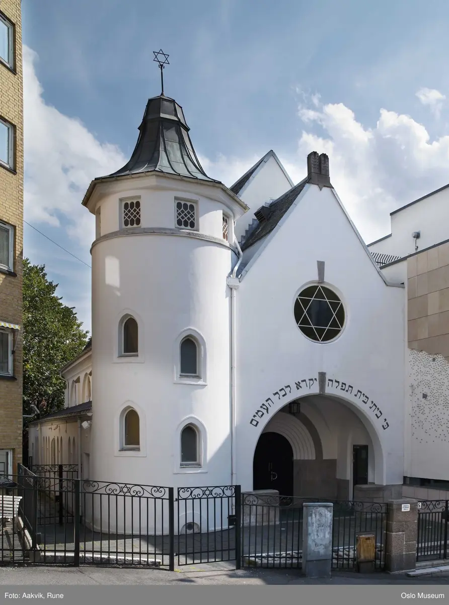 Jødedom, Det Mosaiske Trosamfund, eksteriør av synagogen i Bergstien i Oslo. Interiør og viktige symboler fra synagogen i Bergstien i Oslo.
