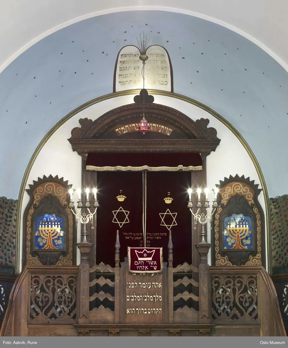 Jødedom, Det Mosaiske Trosamfund, eksteriør av synagogen i Bergstien i Oslo. Interiør og viktige symboler fra synagogen i Bergstien i Oslo.