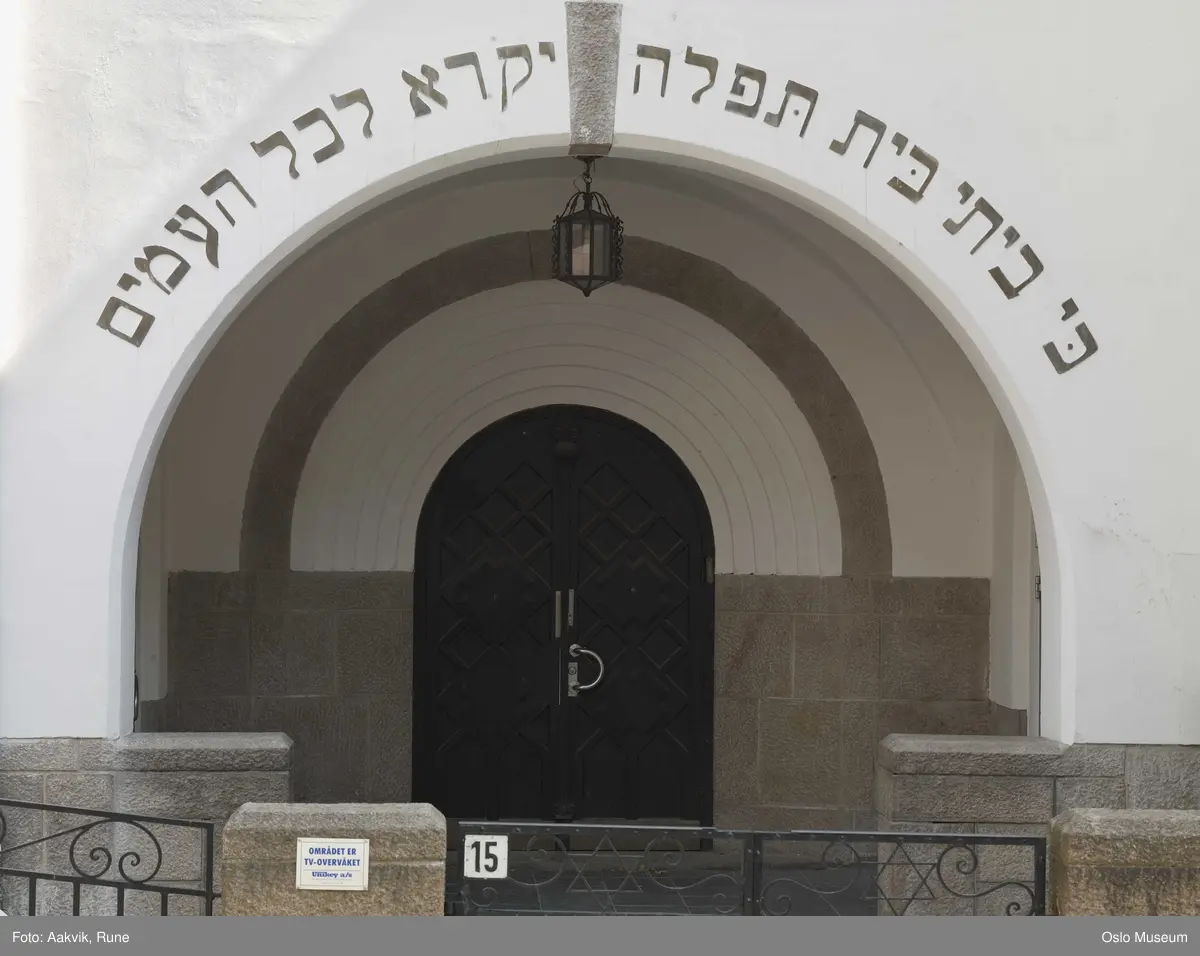 Jødedom, Det Mosaiske Trosamfund, eksteriør av synagogen i Bergstien i Oslo. Interiør og viktige symboler fra synagogen i Bergstien i Oslo.
