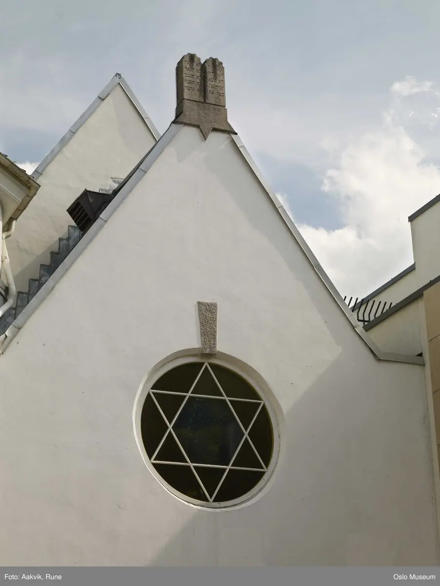 Jødedom, Det Mosaiske Trosamfund, eksteriør av synagogen i Bergstien i Oslo. Interiør og viktige symboler fra synagogen i Bergstien i Oslo.