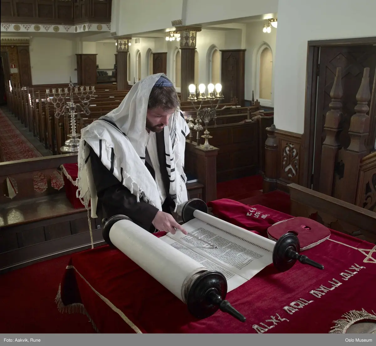 Jødedom, Det Mosaiske Trosamfund, eksteriør av synagogen i Bergstien i Oslo. Interiør og viktige symboler fra synagogen i Bergstien i Oslo.