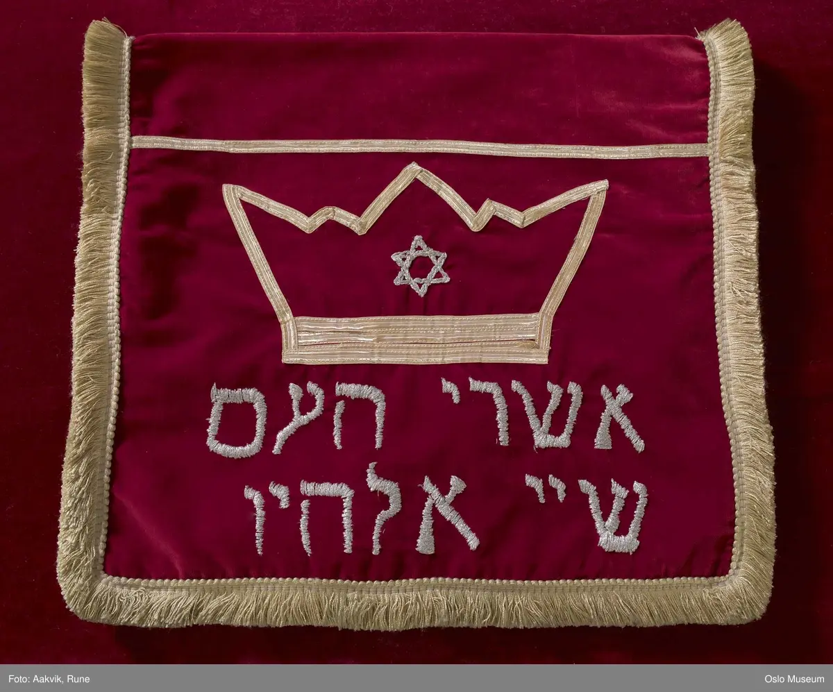Jødedom, Det Mosaiske Trosamfund, eksteriør av synagogen i Bergstien i Oslo. Interiør og viktige symboler fra synagogen i Bergstien i Oslo.
