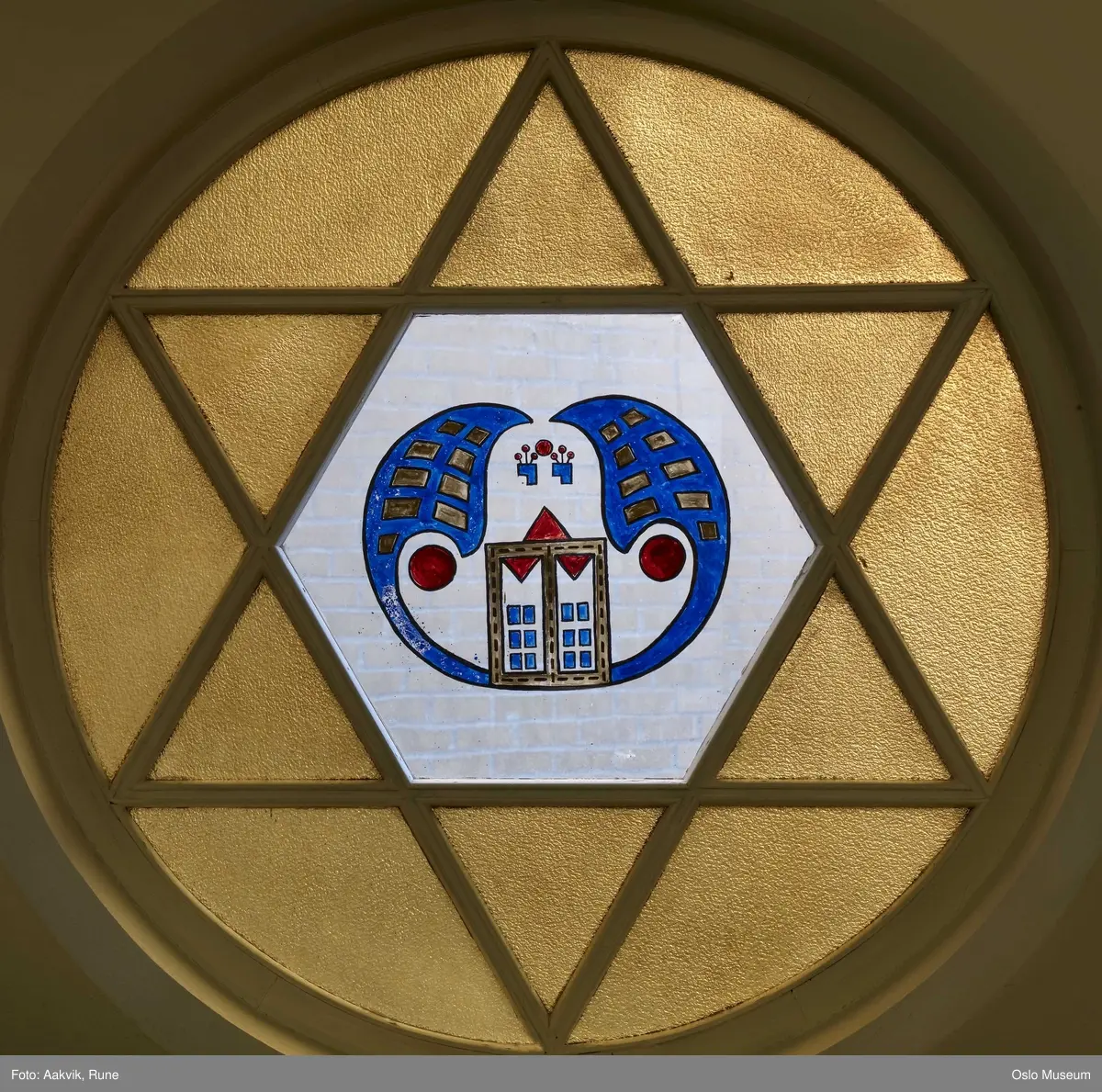 Jødedom, Det Mosaiske Trosamfund, eksteriør av synagogen i Bergstien i Oslo. Interiør og viktige symboler fra synagogen i Bergstien i Oslo.