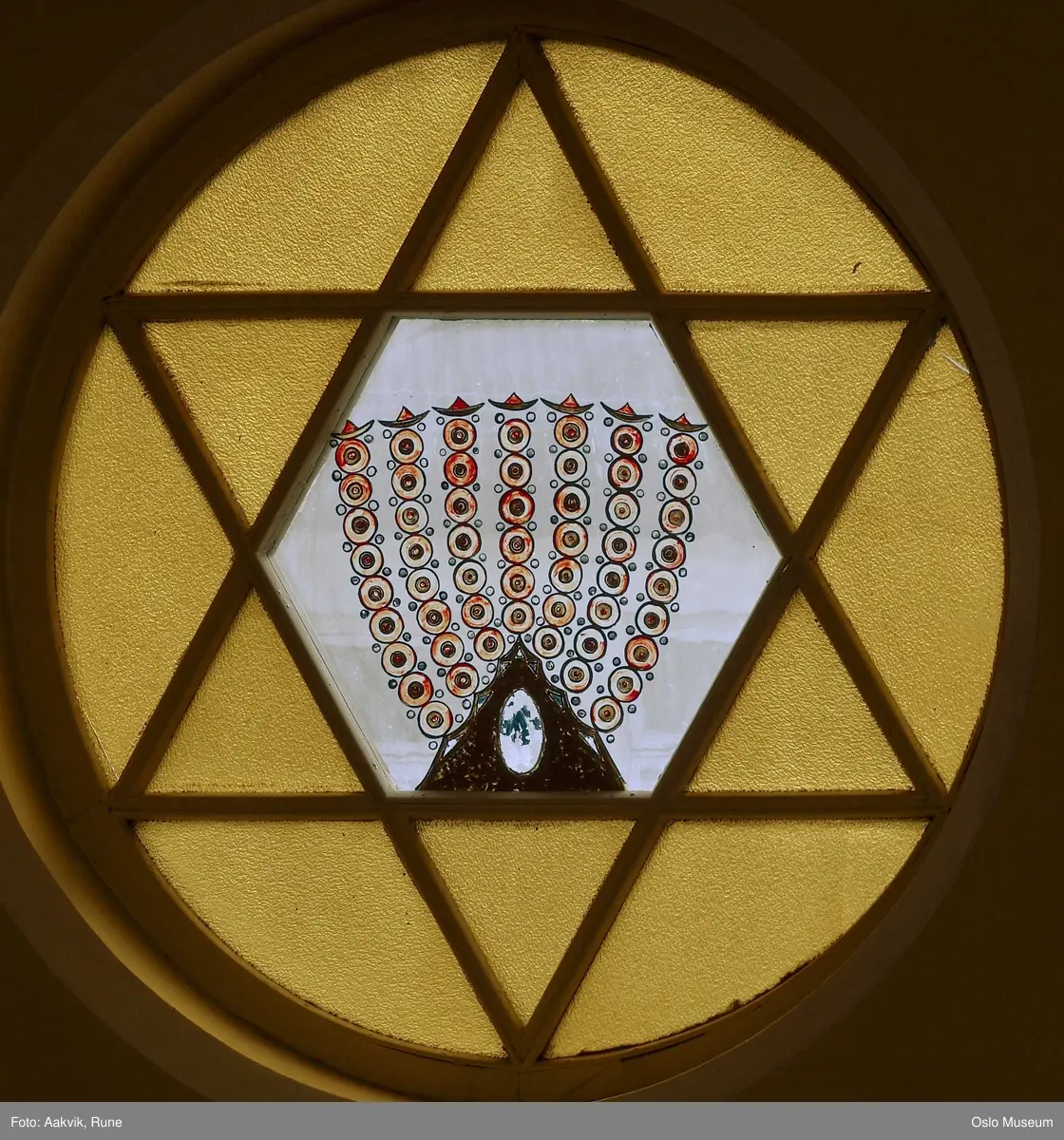Jødedom, Det Mosaiske Trosamfund, eksteriør av synagogen i Bergstien i Oslo. Interiør og viktige symboler fra synagogen i Bergstien i Oslo.