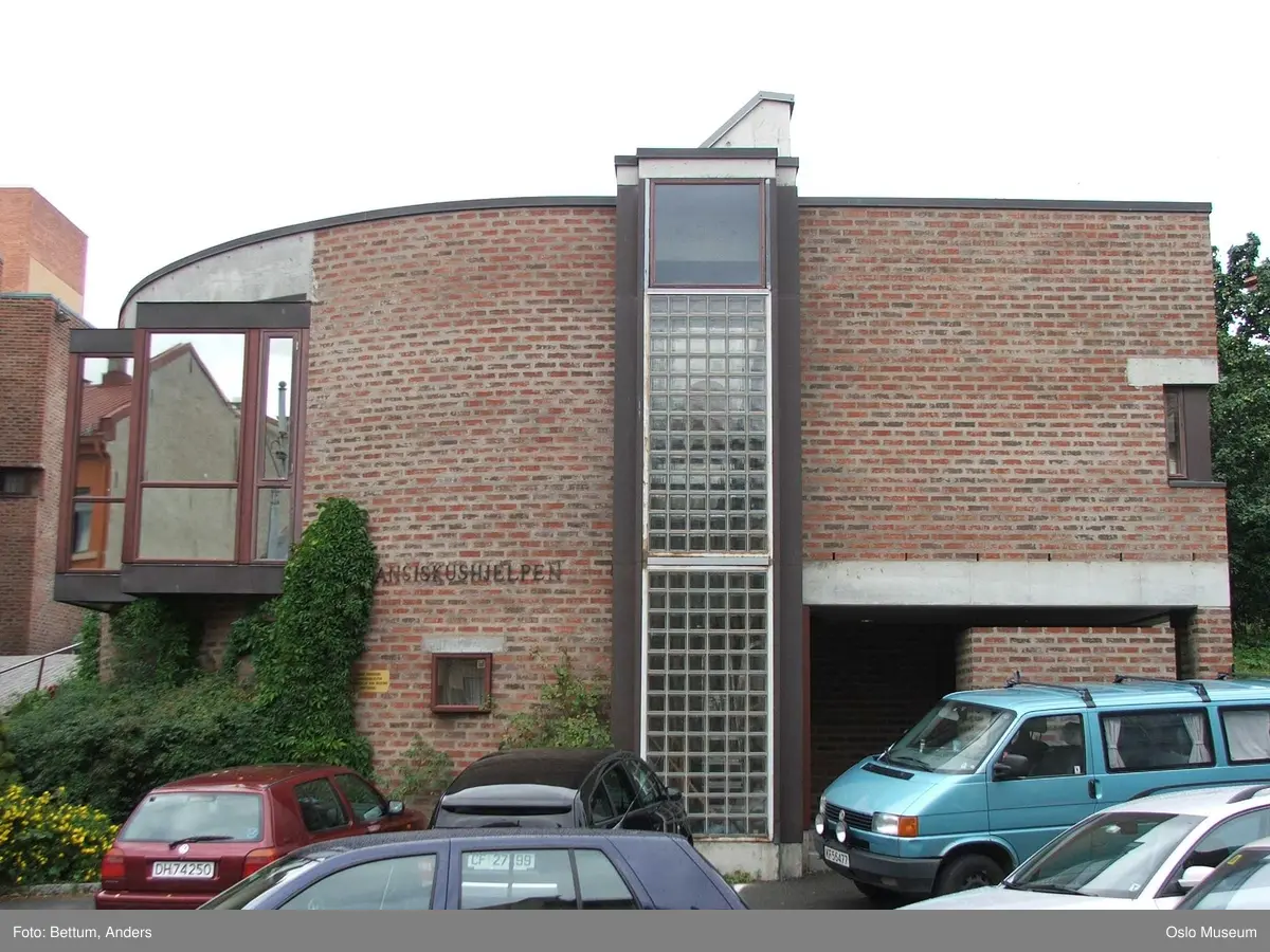 St. Hallvard kirke, eksteriør, kirkebygg, klokketårn, takkonstruksjon, utsikt, biler, gate.