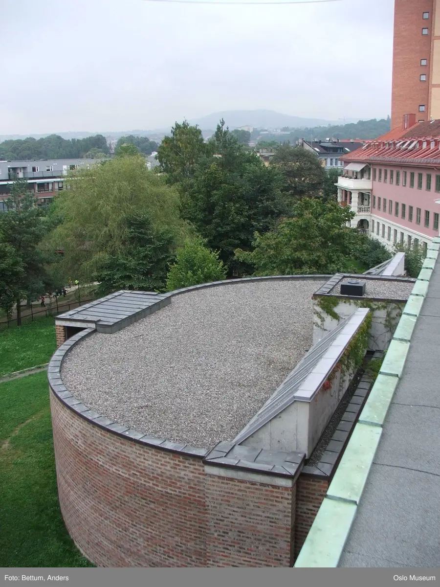 St. Hallvard kirke, eksteriør, kirkebygg, klokketårn, takkonstruksjon, utsikt, biler, gate.