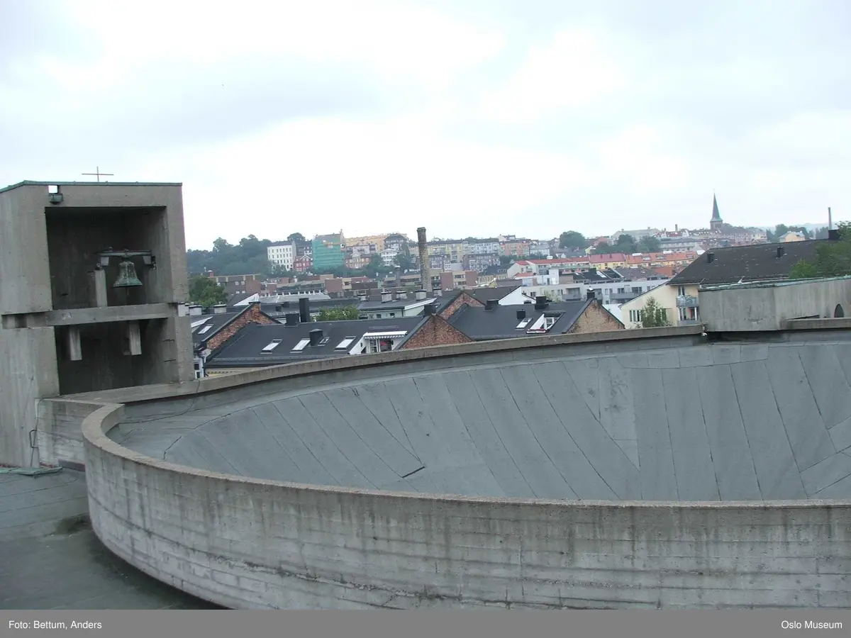 St. Hallvard kirke, eksteriør, kirkebygg, klokketårn, takkonstruksjon, utsikt, biler, gate.