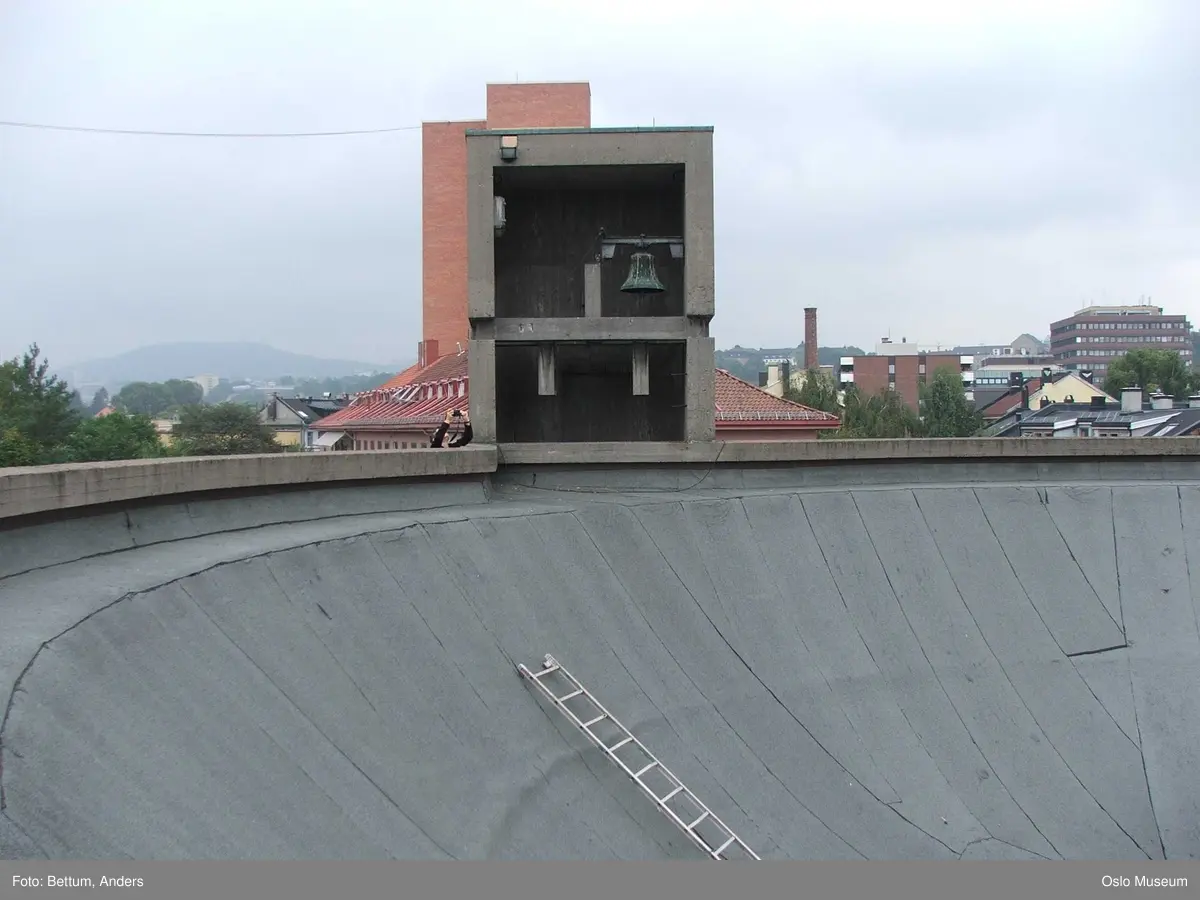 St. Hallvard kirke, eksteriør, kirkebygg, klokketårn, takkonstruksjon, utsikt, biler, gate.