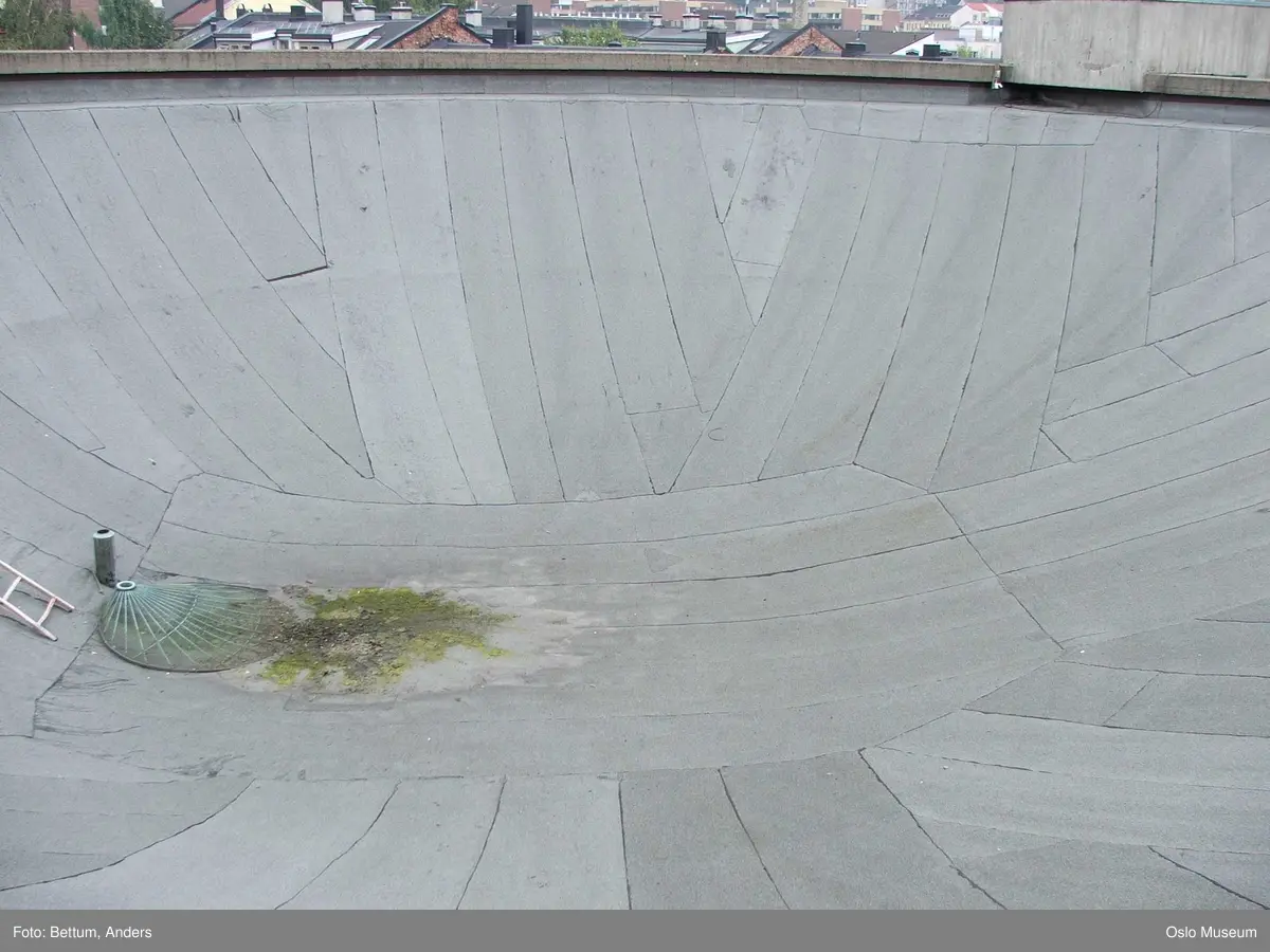 St. Hallvard kirke, eksteriør, kirkebygg, klokketårn, takkonstruksjon, utsikt, biler, gate.