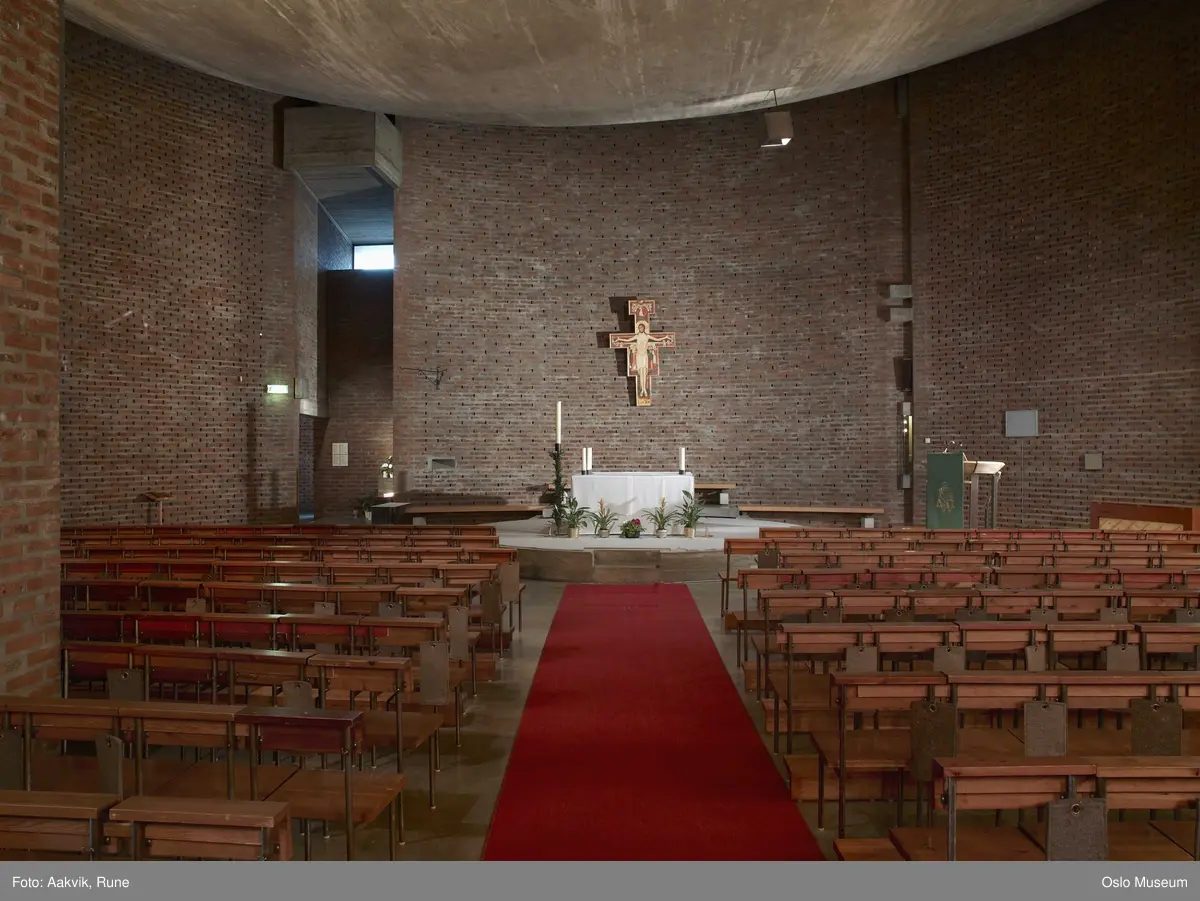 St. Hallvard kirke, interiør, alter, sakarament, skriftestol, helgener, korsveien, krusifiks, bibel.