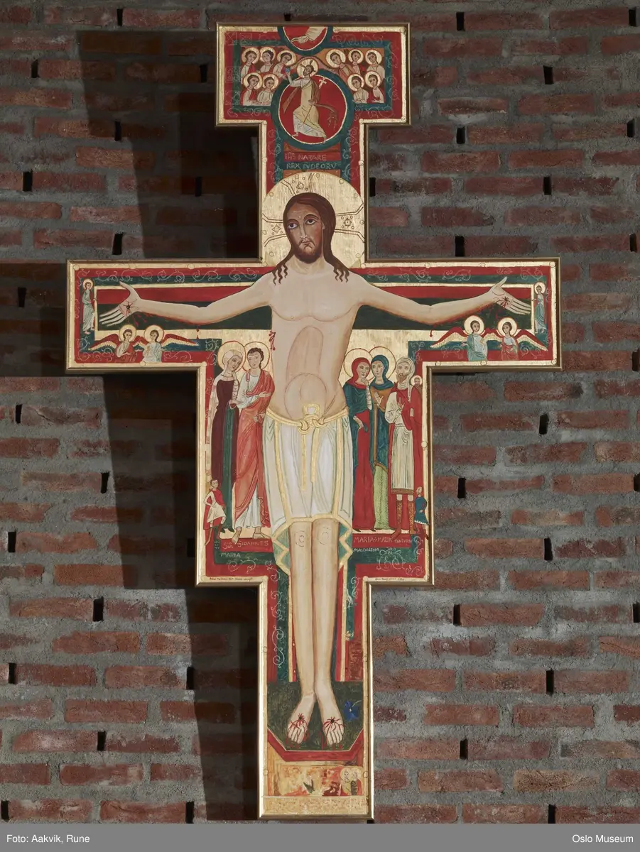 St. Hallvard kirke, interiør, alter, sakarament, skriftestol, helgener, korsveien, krusifiks, bibel.