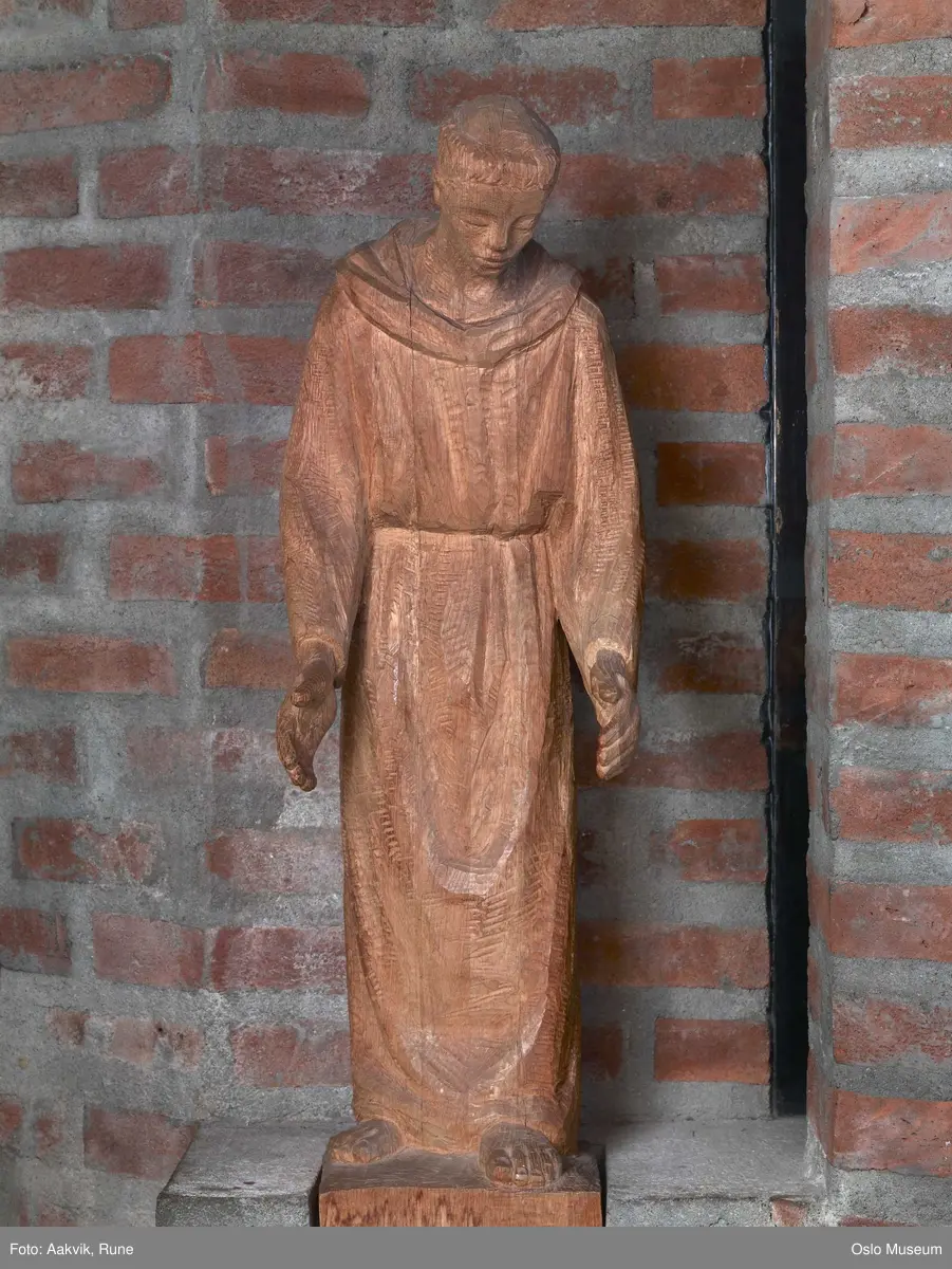 St. Hallvard kirke, interiør, alter, sakarament, skriftestol, helgener, korsveien, krusifiks, bibel.