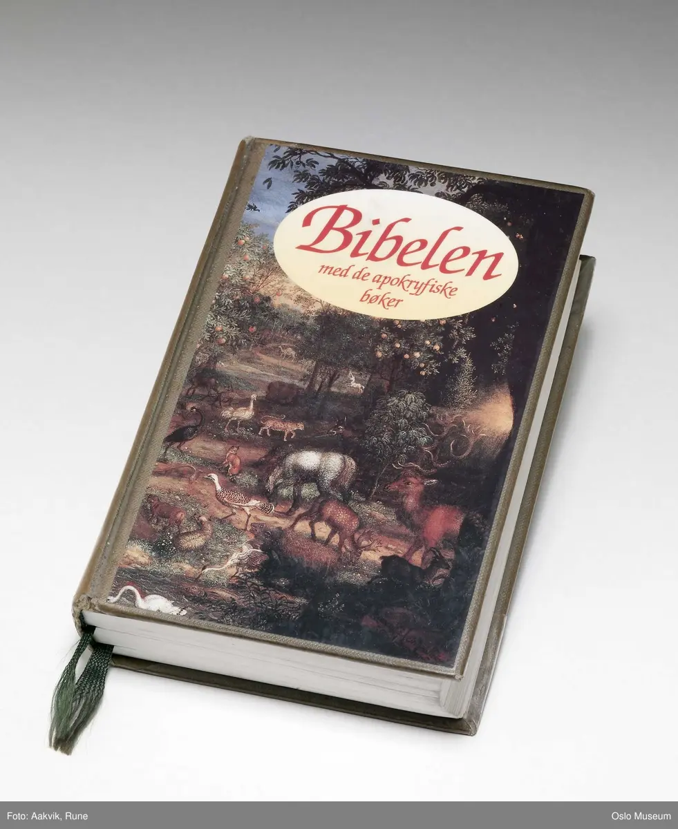 St. Hallvard kirke, interiør, alter, sakarament, skriftestol, helgener, korsveien, krusifiks, bibel.