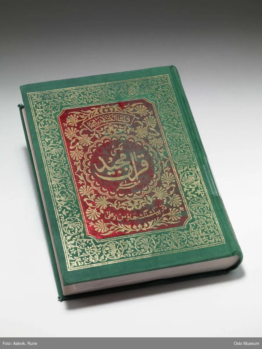 Islam, interiør og symboler fra moskeen Central Jamaat-e Ahl-e Sunnat Norway, Medina, Mekka, koranen, bønn, klokke, lysekrone, qibla, søyler, veggdekorasjon, buer.