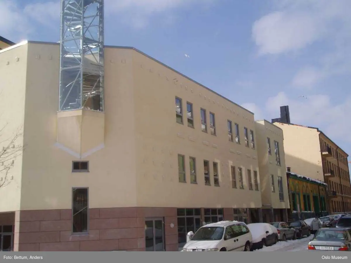 Islam, moske Central Jamaat-e Ahl-e Sunnat Norway, eksteriør, kuppel, minaret, halvmåne, utsikt, glass, betong, stål.