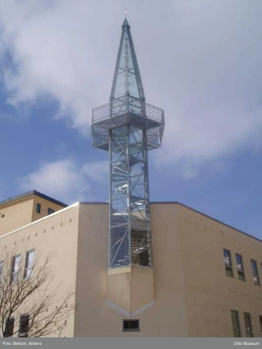 Islam, moske Central Jamaat-e Ahl-e Sunnat Norway, eksteriør, kuppel, minaret, halvmåne, utsikt, glass, betong, stål.