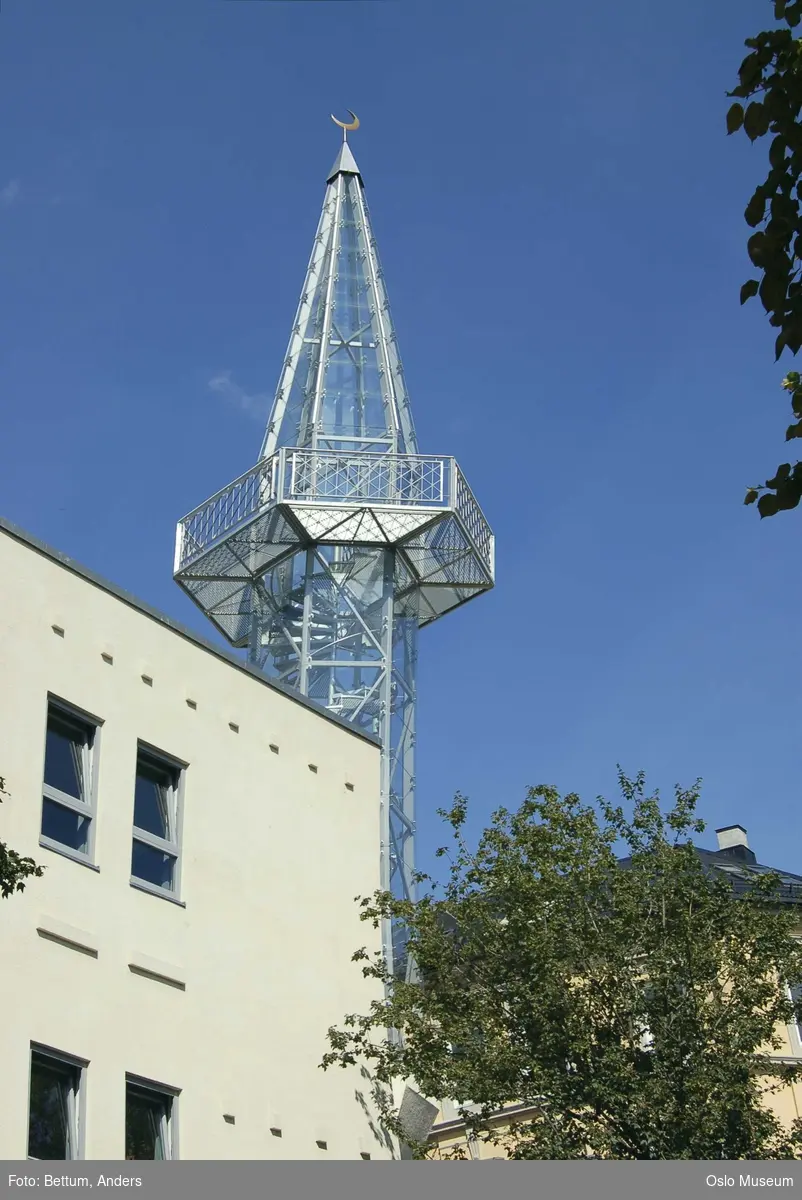 Islam, moske Central Jamaat-e Ahl-e Sunnat Norway, eksteriør, kuppel, minaret, halvmåne, utsikt, glass, betong, stål.