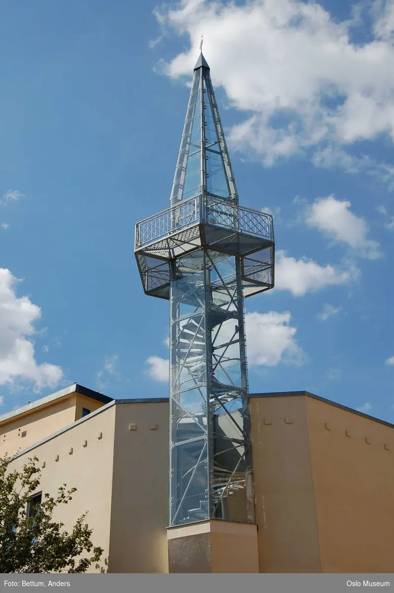 Islam, moske Central Jamaat-e Ahl-e Sunnat Norway, eksteriør, kuppel, minaret, halvmåne, utsikt, glass, betong, stål.