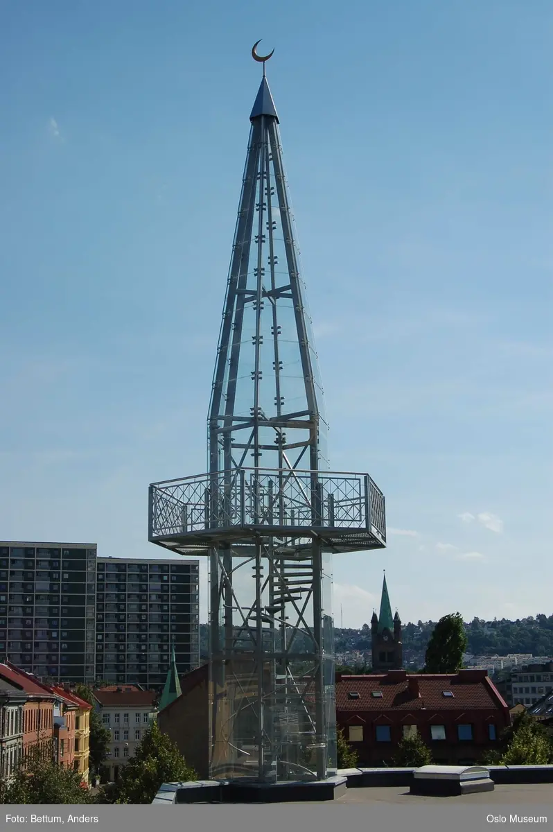 Islam, moske Central Jamaat-e Ahl-e Sunnat Norway, eksteriør, kuppel, minaret, halvmåne, utsikt, glass, betong, stål.