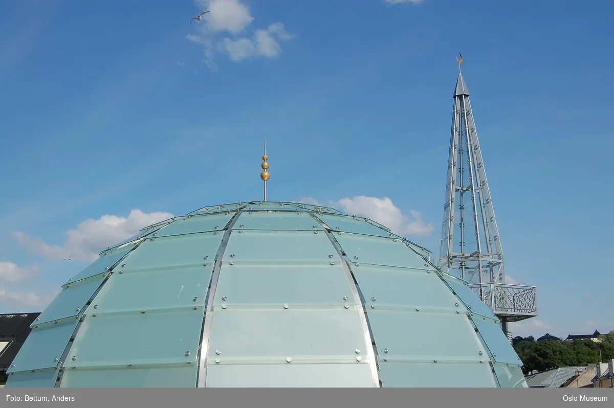 Islam, moske Central Jamaat-e Ahl-e Sunnat Norway, eksteriør, kuppel, minaret, halvmåne, utsikt, glass, betong, stål.