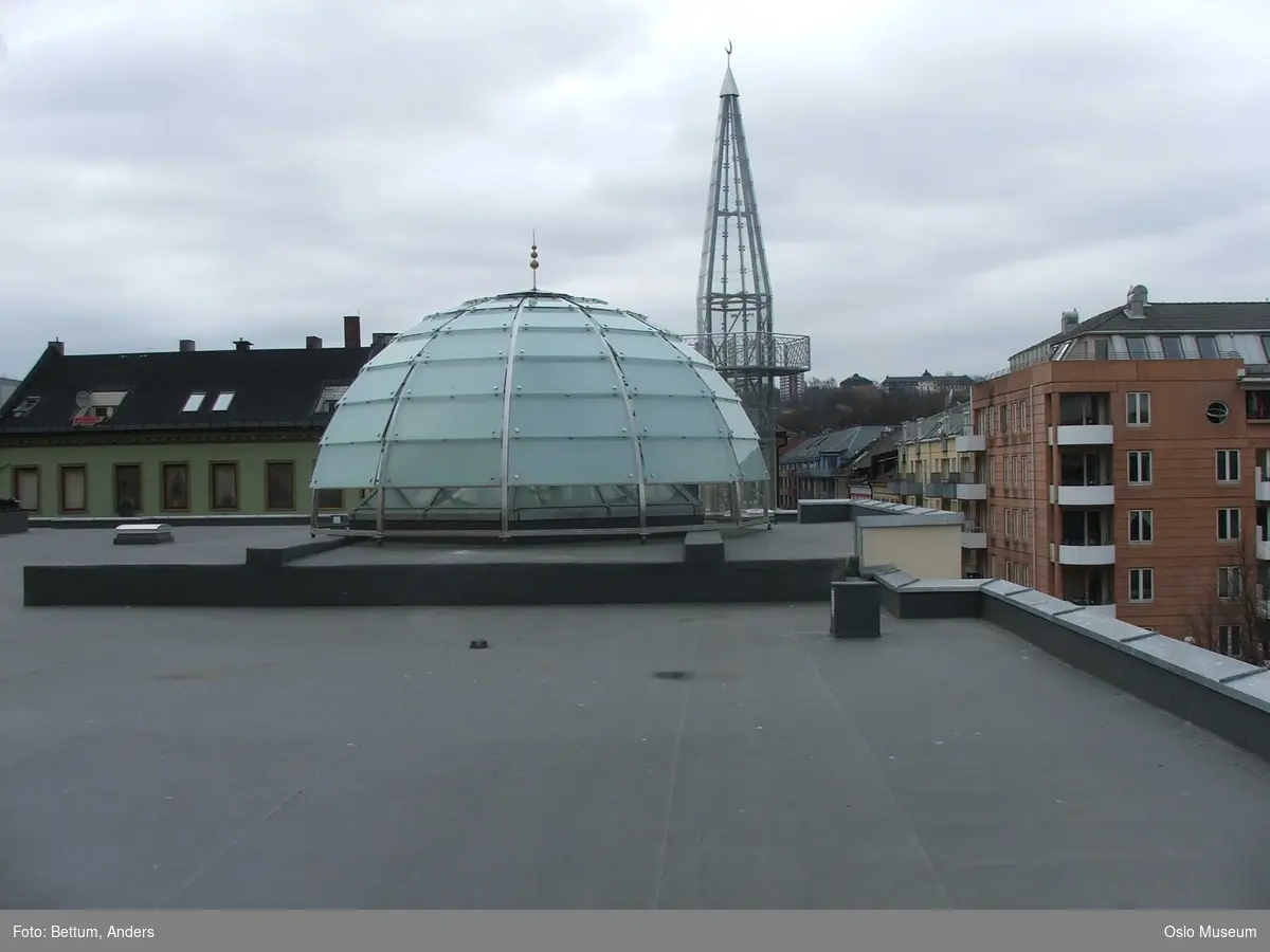 Islam, moske Central Jamaat-e Ahl-e Sunnat Norway, eksteriør, kuppel, minaret, halvmåne, utsikt, glass, betong, stål.